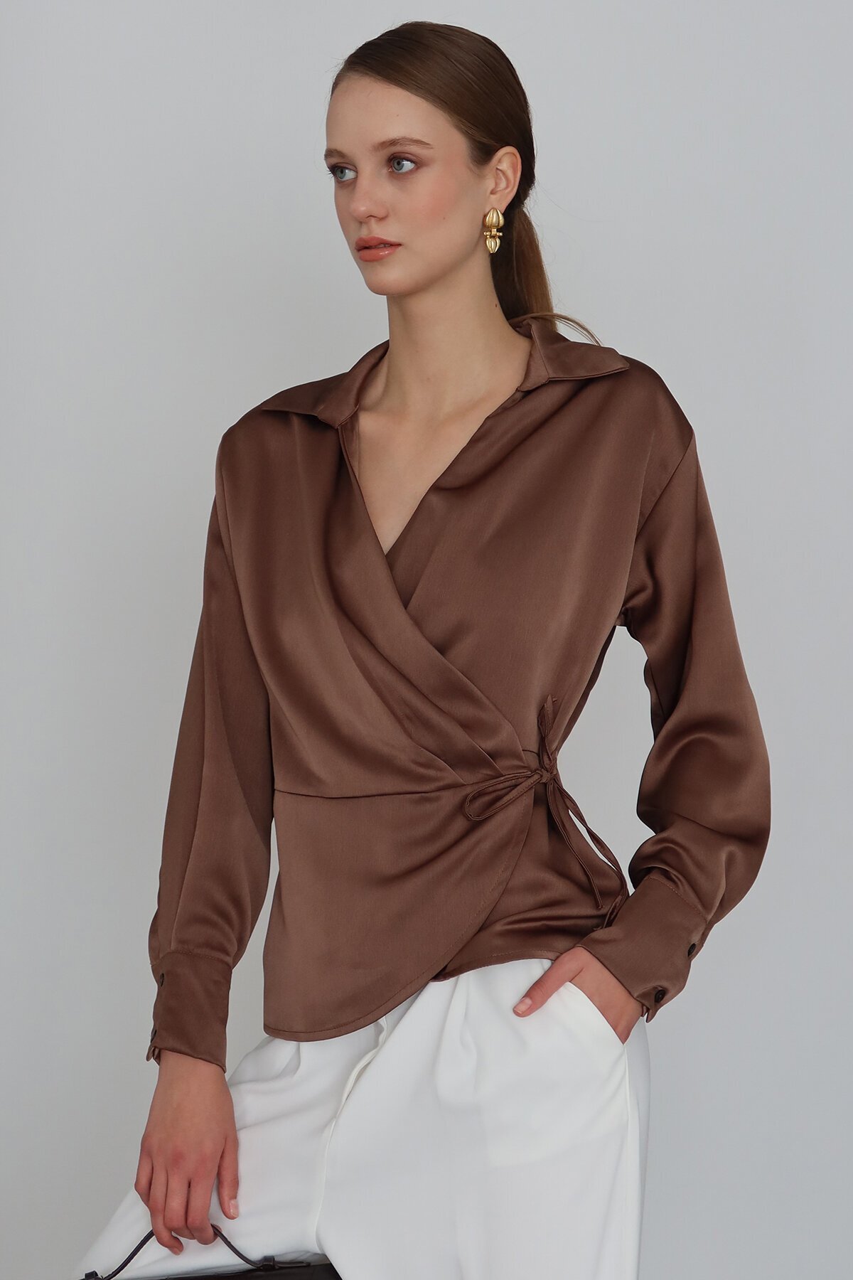 Kruvaze Yaka Bağlamalı Saten Bluz