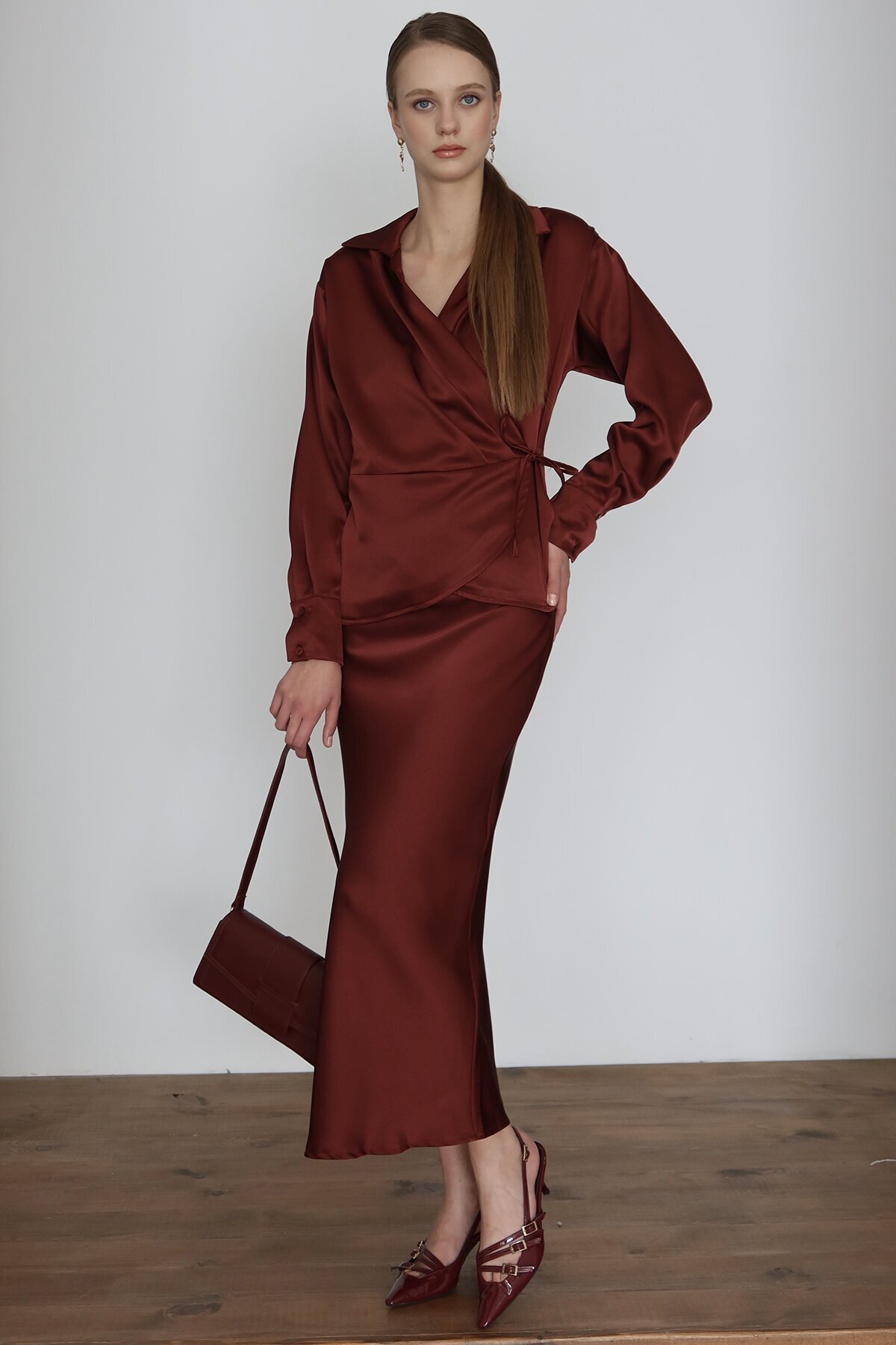 Kruvaze Yaka Bağlamalı Saten Bluz