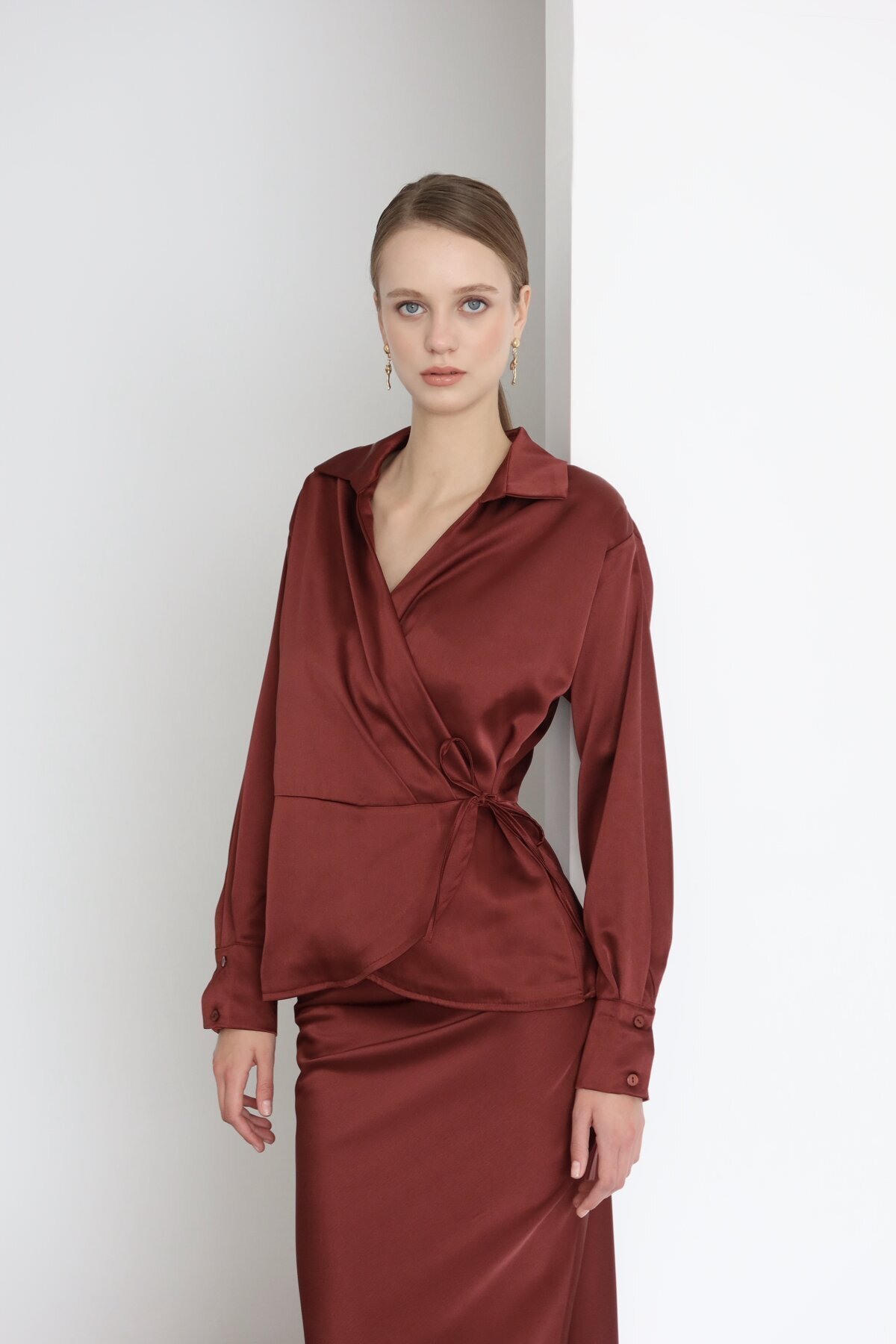 Kruvaze Yaka Bağlamalı Saten Bluz