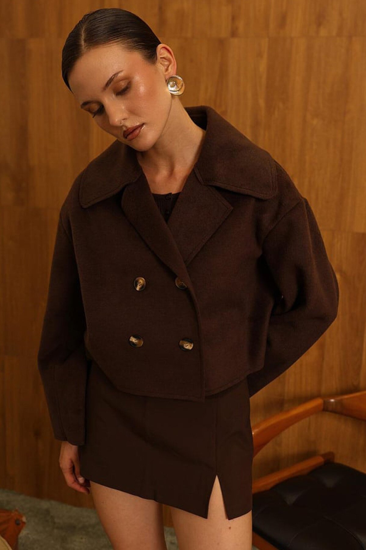 Kruvaze Yaka Düğmeli Kısa Kaşe Ceket