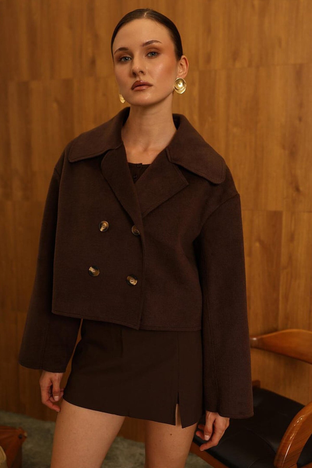 Kruvaze Yaka Düğmeli Kısa Kaşe Ceket