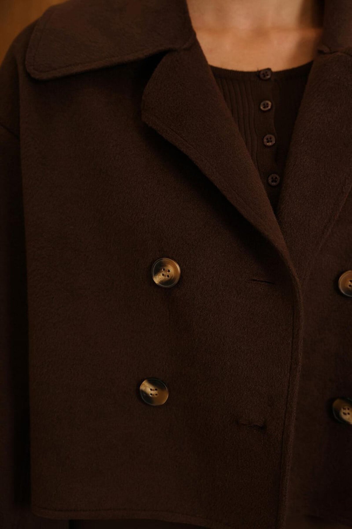 Kruvaze Yaka Düğmeli Kısa Kaşe Ceket