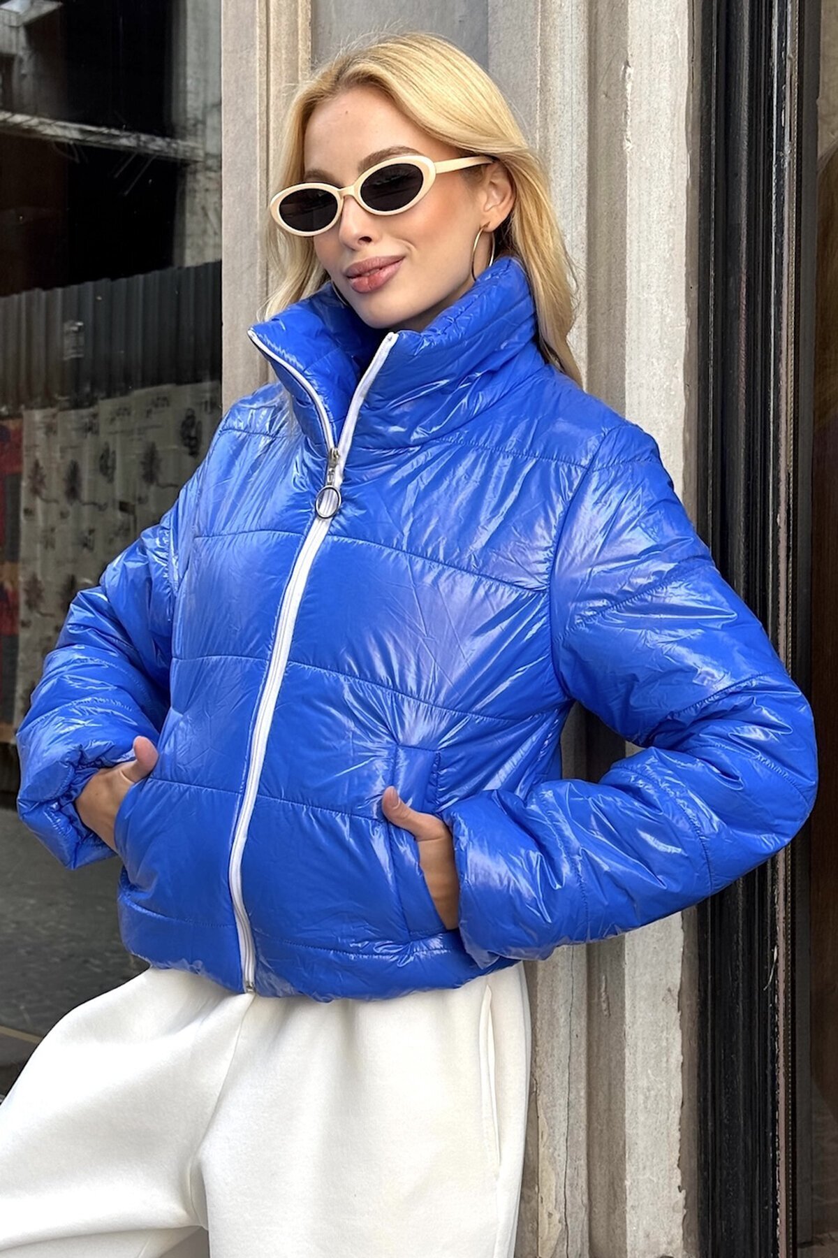 Mavi Parlak Kumaş Dik Yaka Fermuarlı Şişme Astarlı Mont