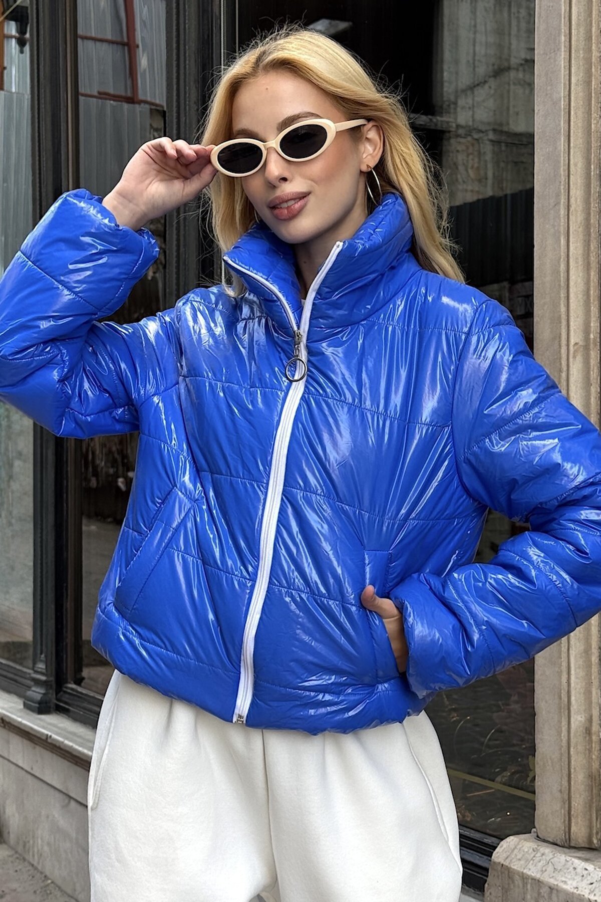 Mavi Parlak Kumaş Dik Yaka Fermuarlı Şişme Astarlı Mont