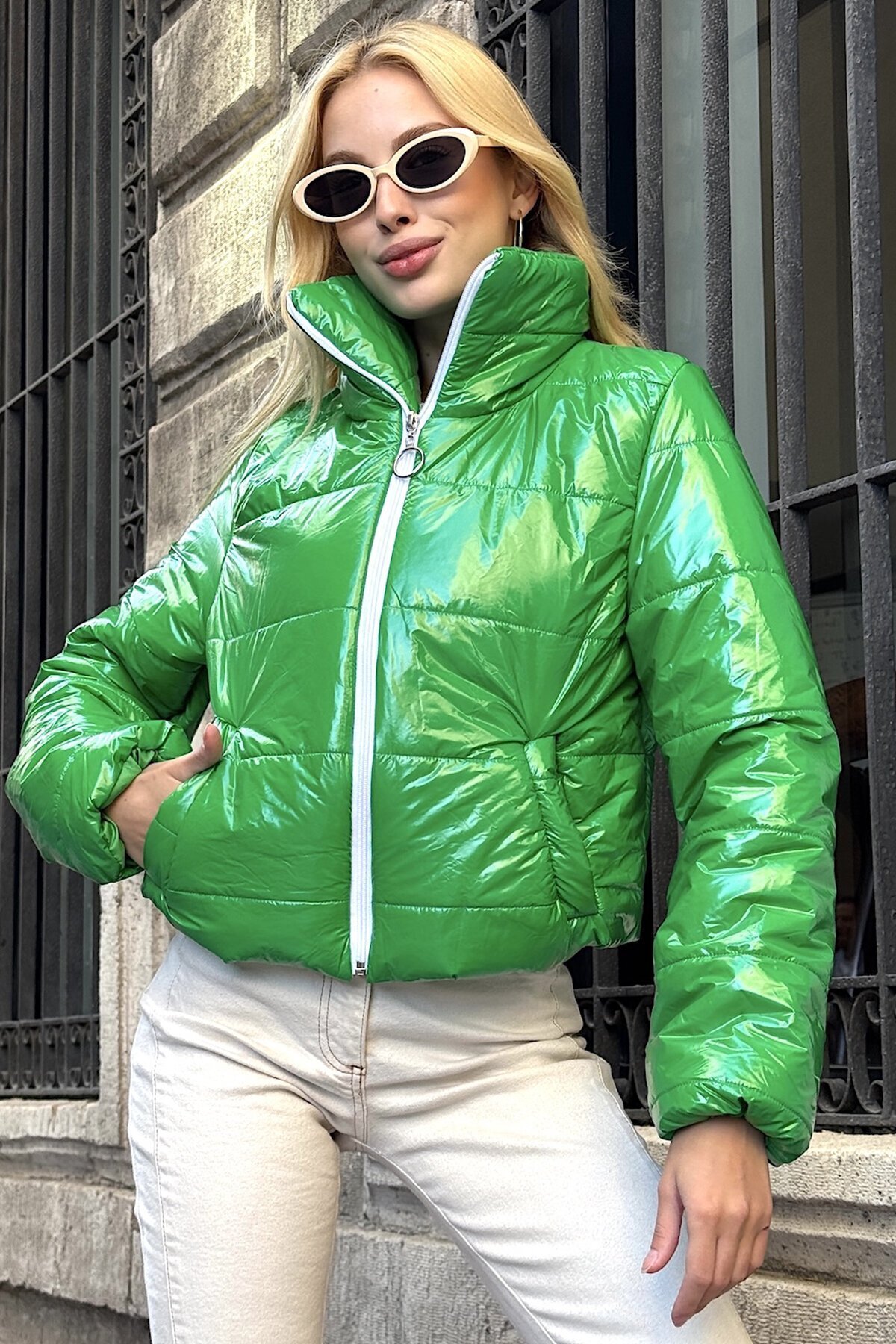 Yeşil Parlak Kumaş Dik Yaka Fermuarlı Şişme Astarlı Mont