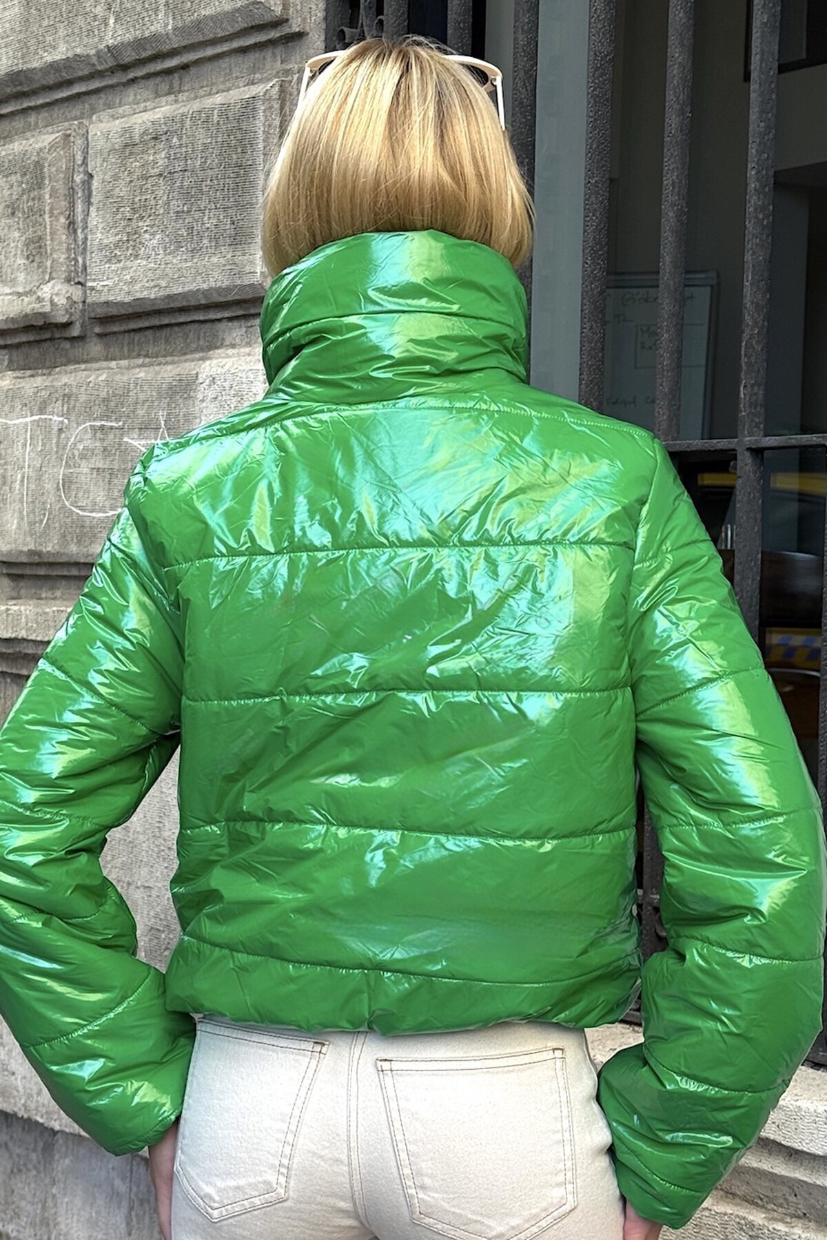 Yeşil Parlak Kumaş Dik Yaka Fermuarlı Şişme Astarlı Mont