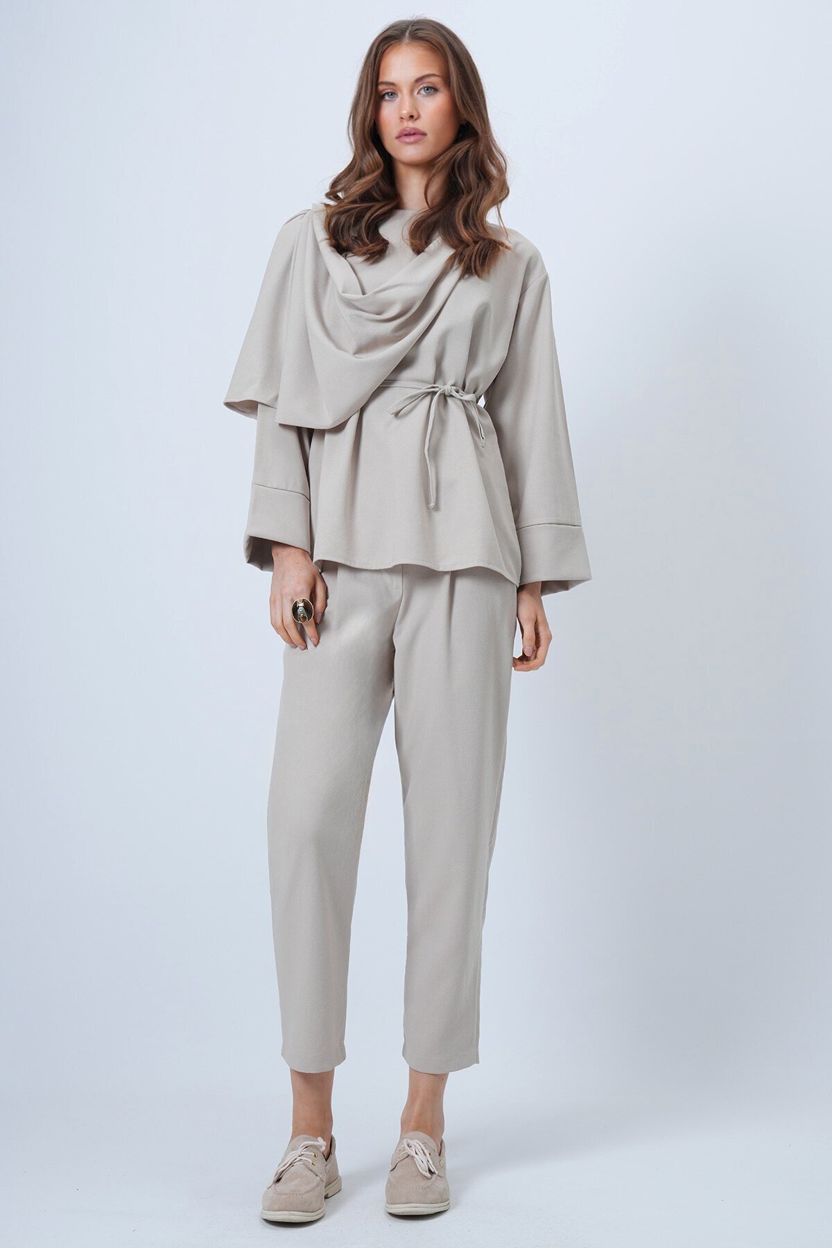 Şal Detaylı Geniş Manşet Bluz Çift Cepli Pantolon Takım