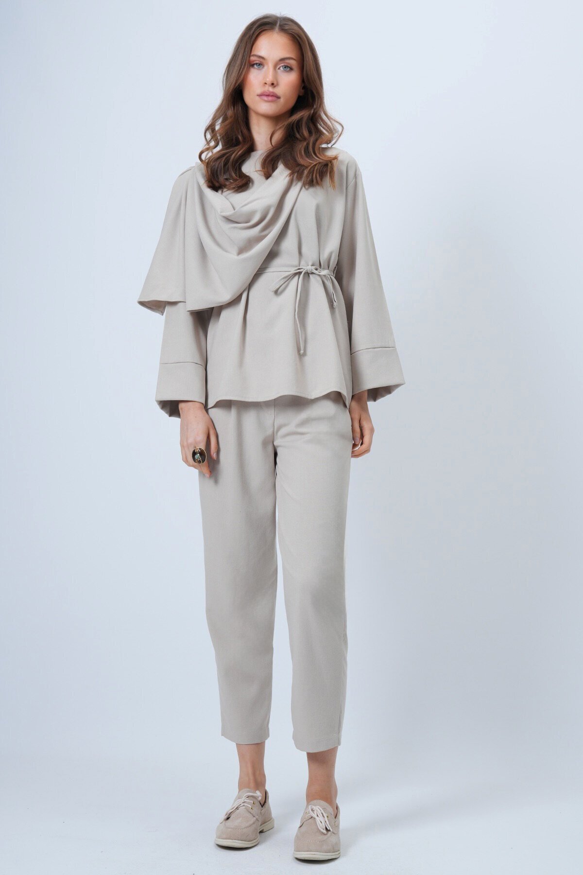 Şal Detaylı Geniş Manşet Bluz Çift Cepli Pantolon Takım