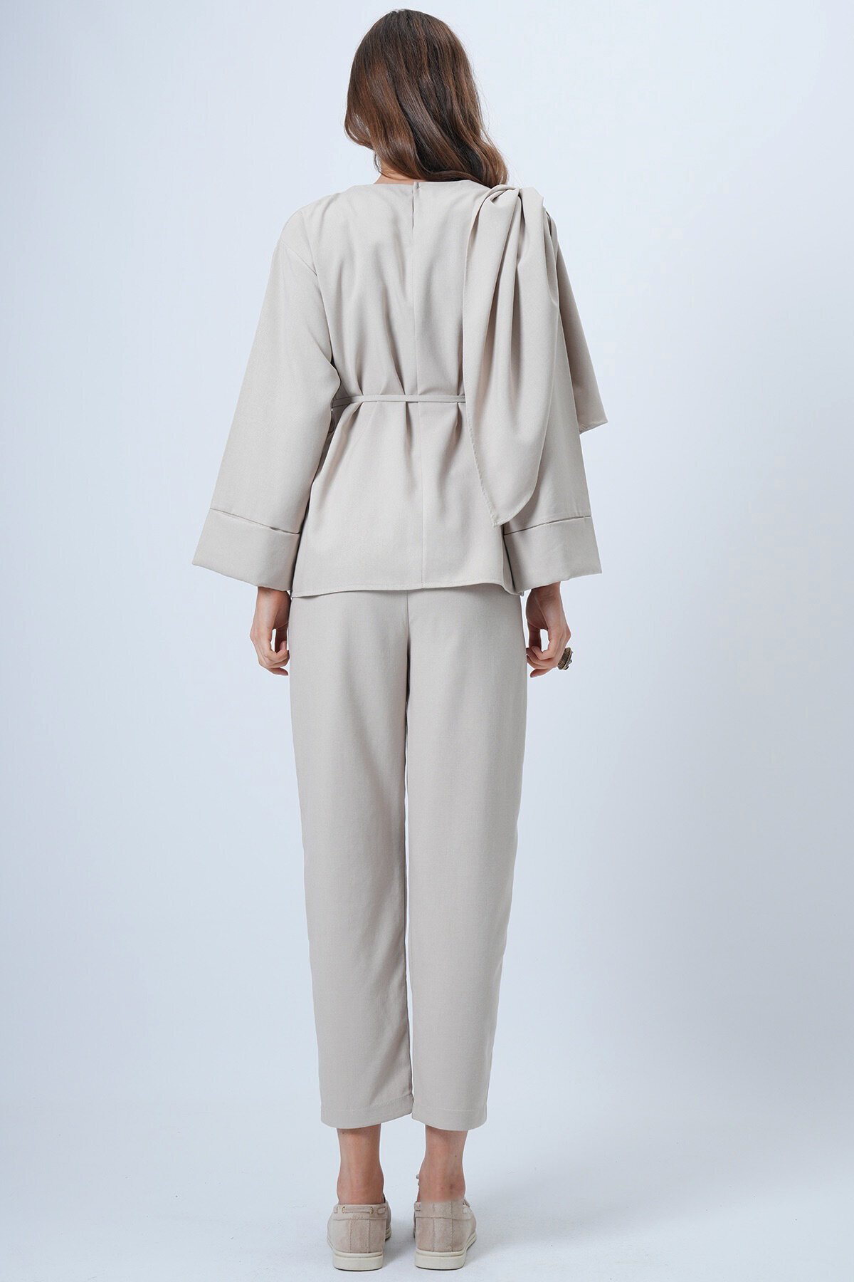 Şal Detaylı Geniş Manşet Bluz Çift Cepli Pantolon Takım