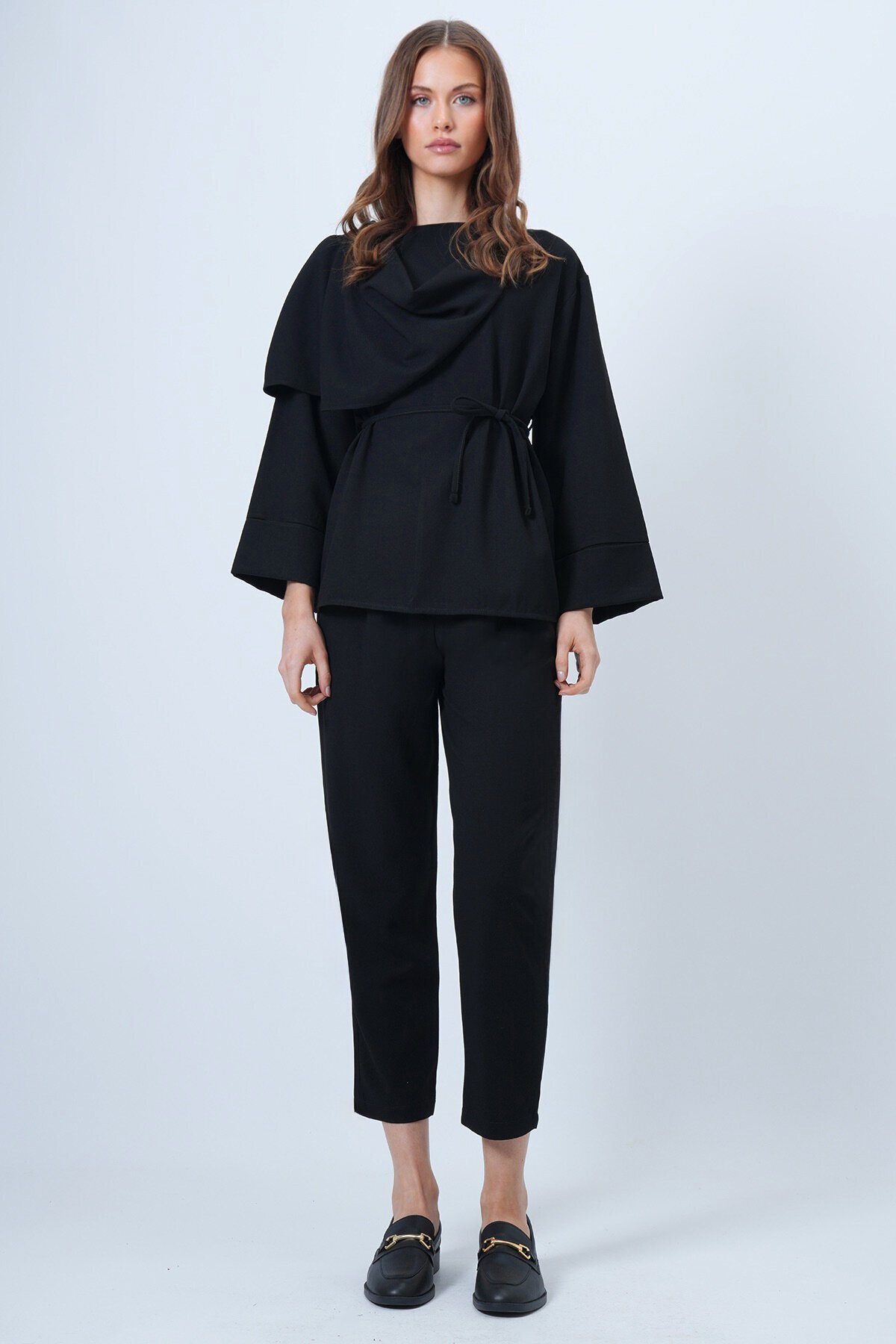 Şal Detaylı Geniş Manşet Bluz Çift Cepli Pantolon Takım