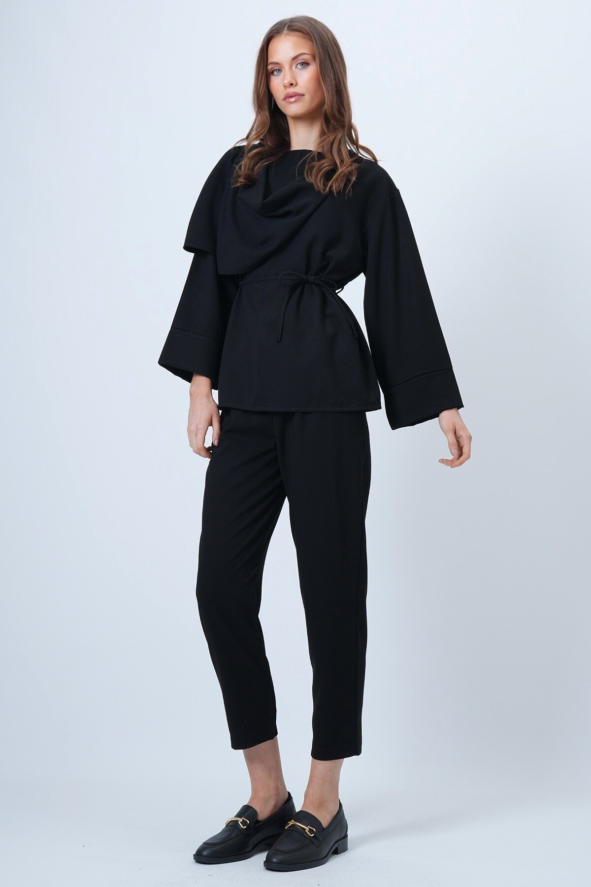 Şal Detaylı Geniş Manşet Bluz Çift Cepli Pantolon Takım