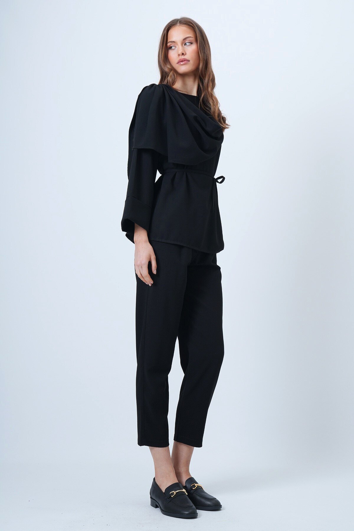 Şal Detaylı Geniş Manşet Bluz Çift Cepli Pantolon Takım