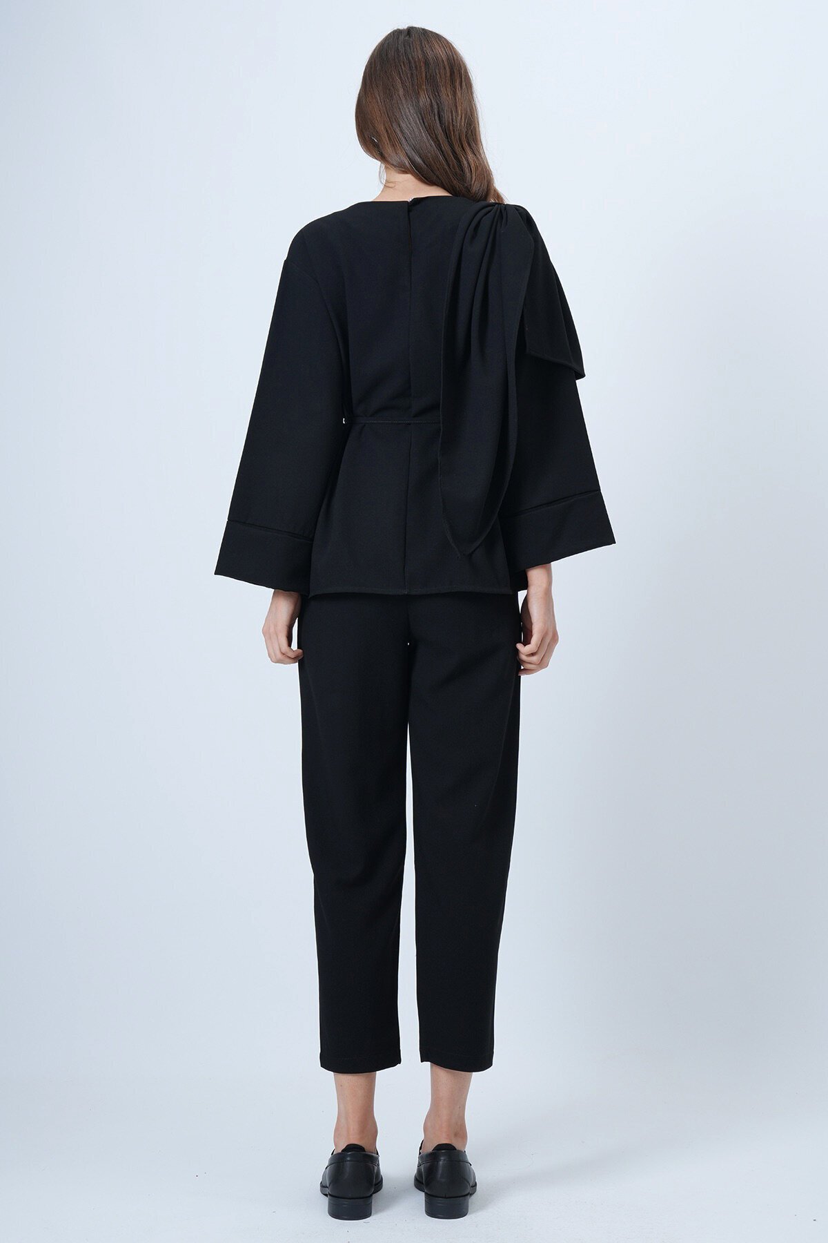 Şal Detaylı Geniş Manşet Bluz Çift Cepli Pantolon Takım