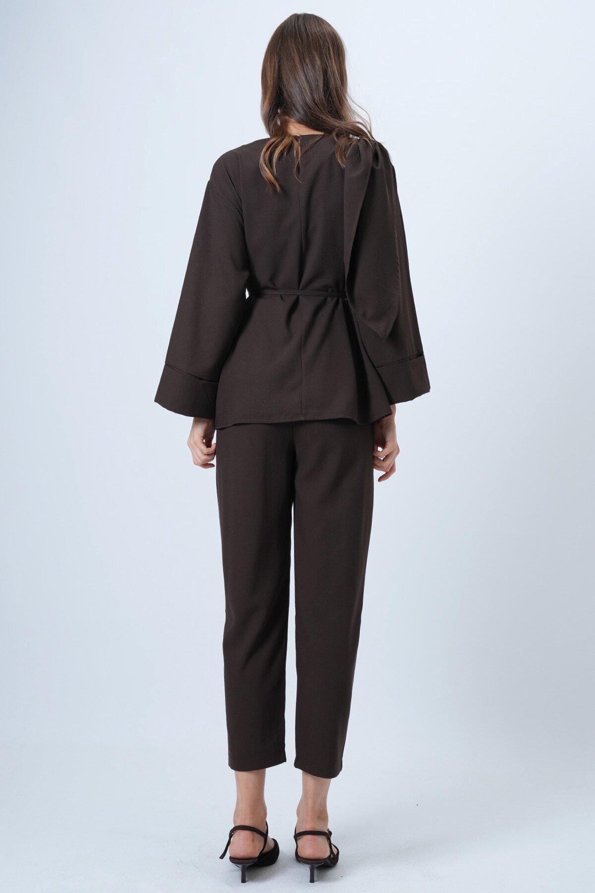 Şal Detaylı Geniş Manşet Bluz Çift Cepli Pantolon Takım