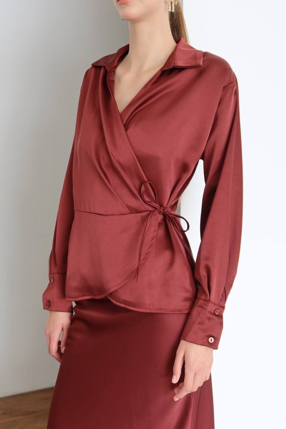 Şarap Kruvaze Yaka Kuşaklı Saten Bluz