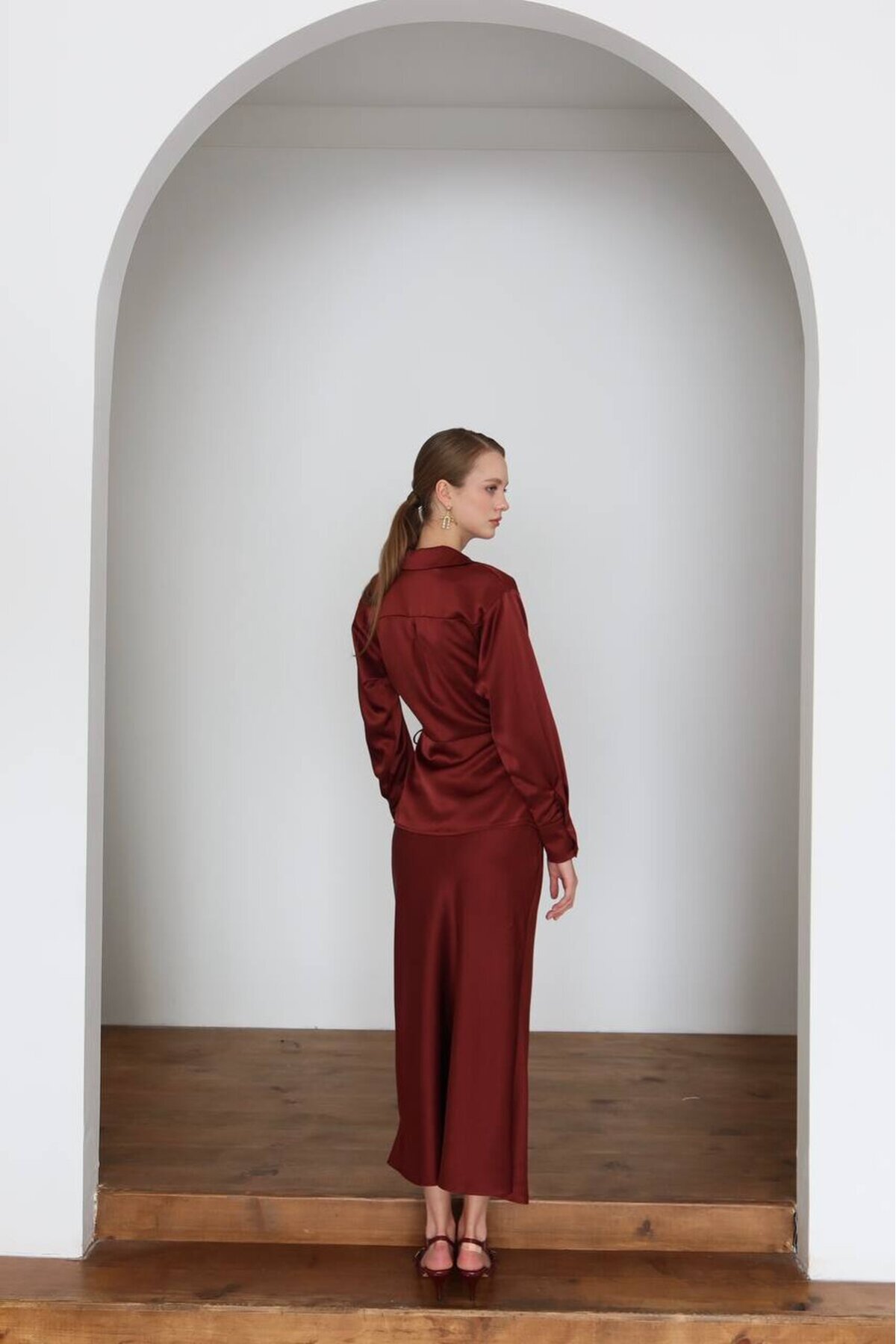 Şarap Kruvaze Yaka Kuşaklı Saten Bluz