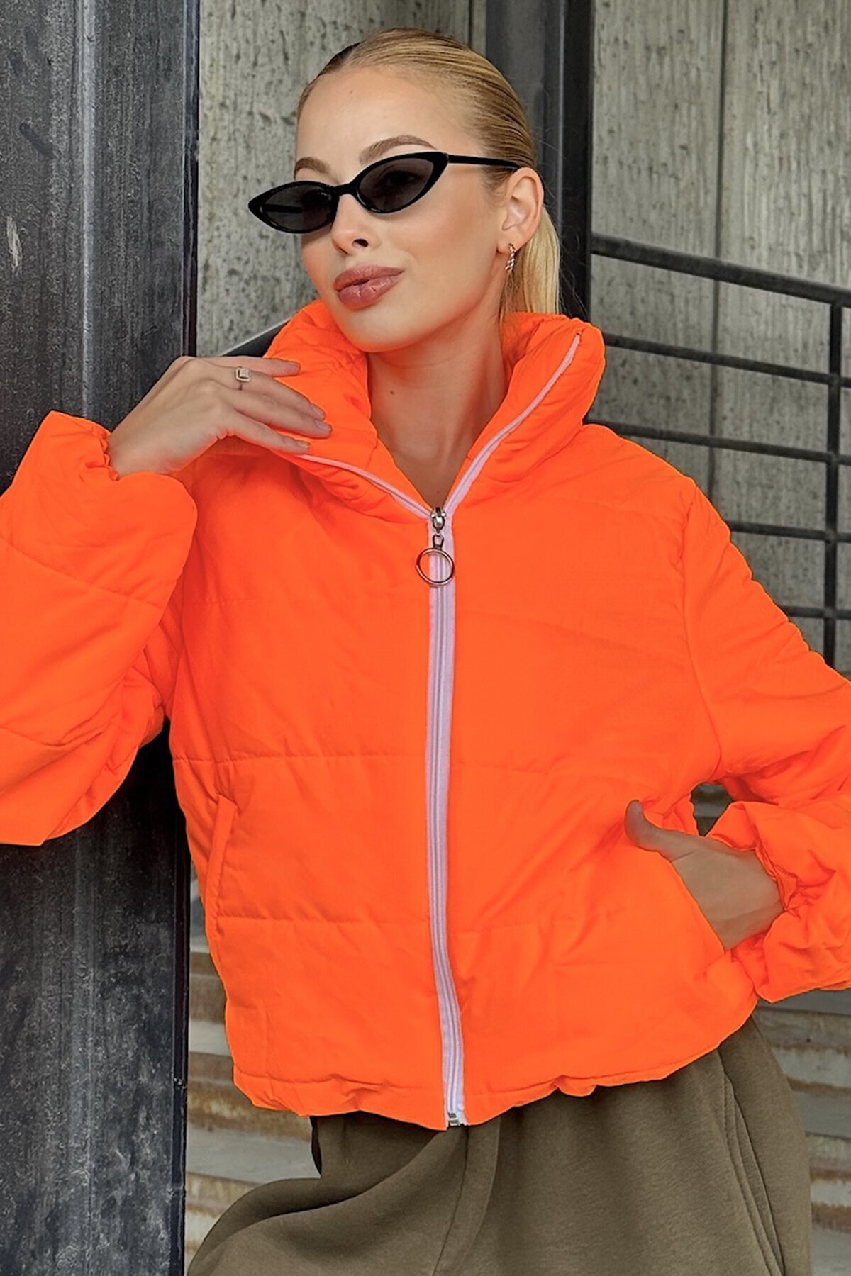 Turuncu Taş Detaylı Sırt Desenli Dik Yaka Şişme Astarlı Mont