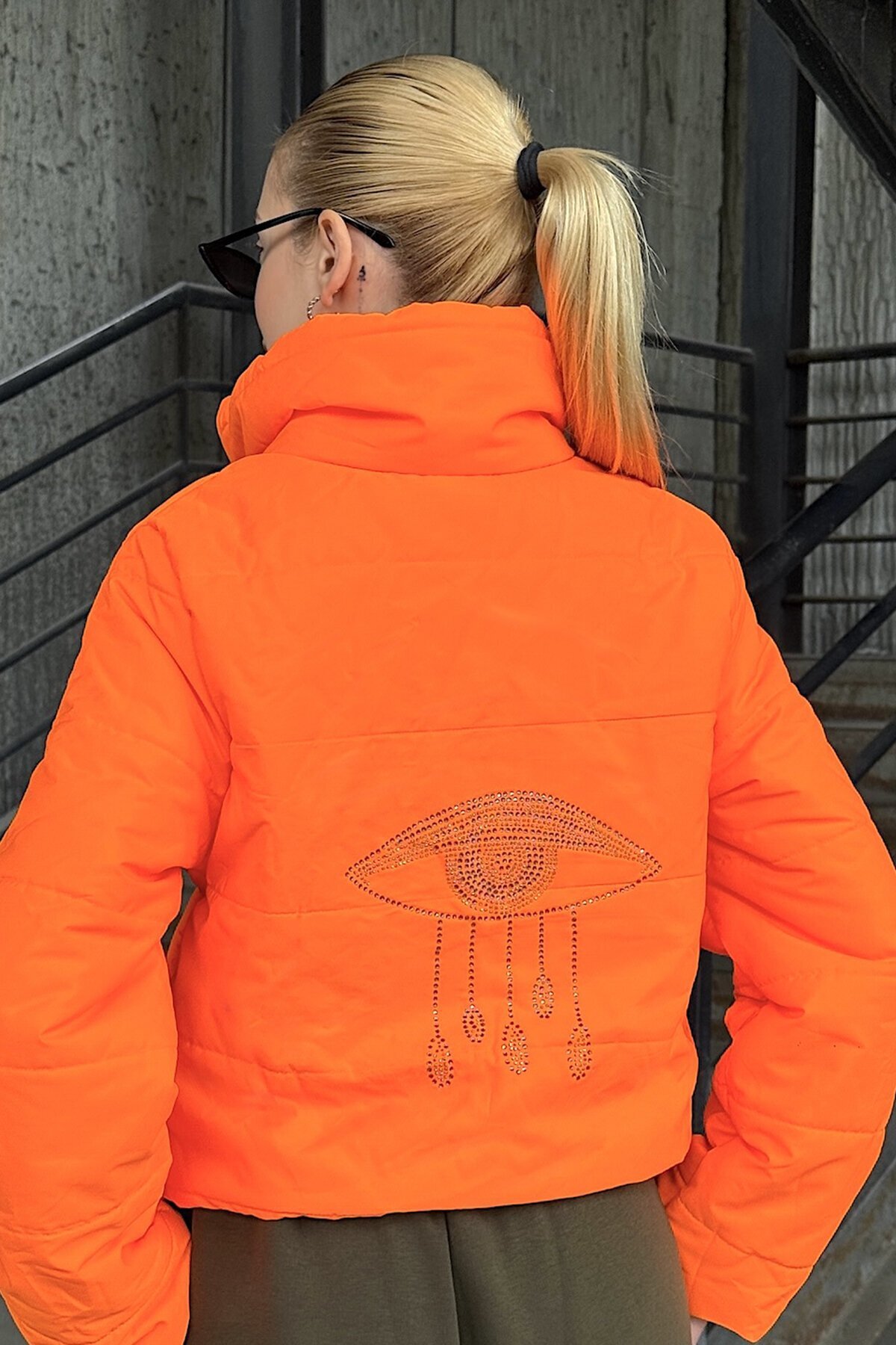 Turuncu Taş Detaylı Sırt Desenli Dik Yaka Şişme Astarlı Mont