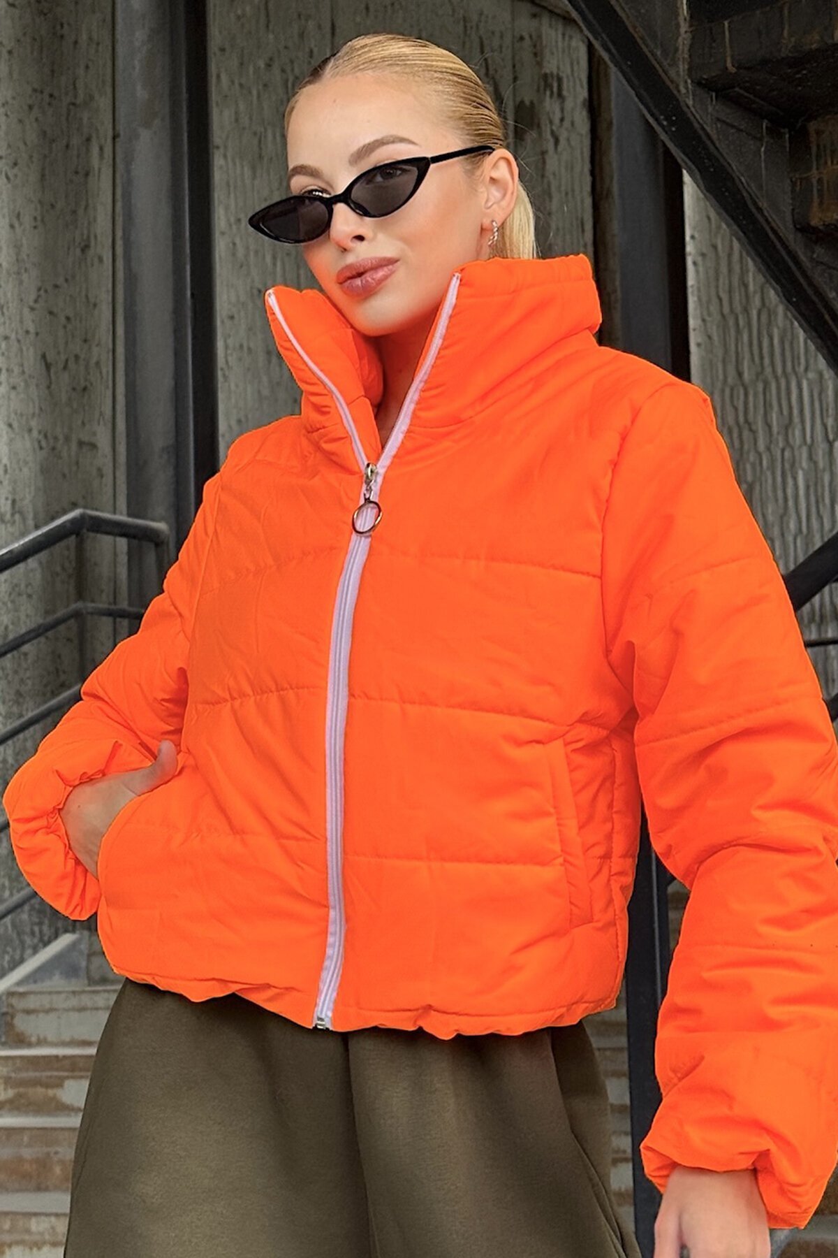 Turuncu Taş Detaylı Sırt Desenli Dik Yaka Şişme Astarlı Mont