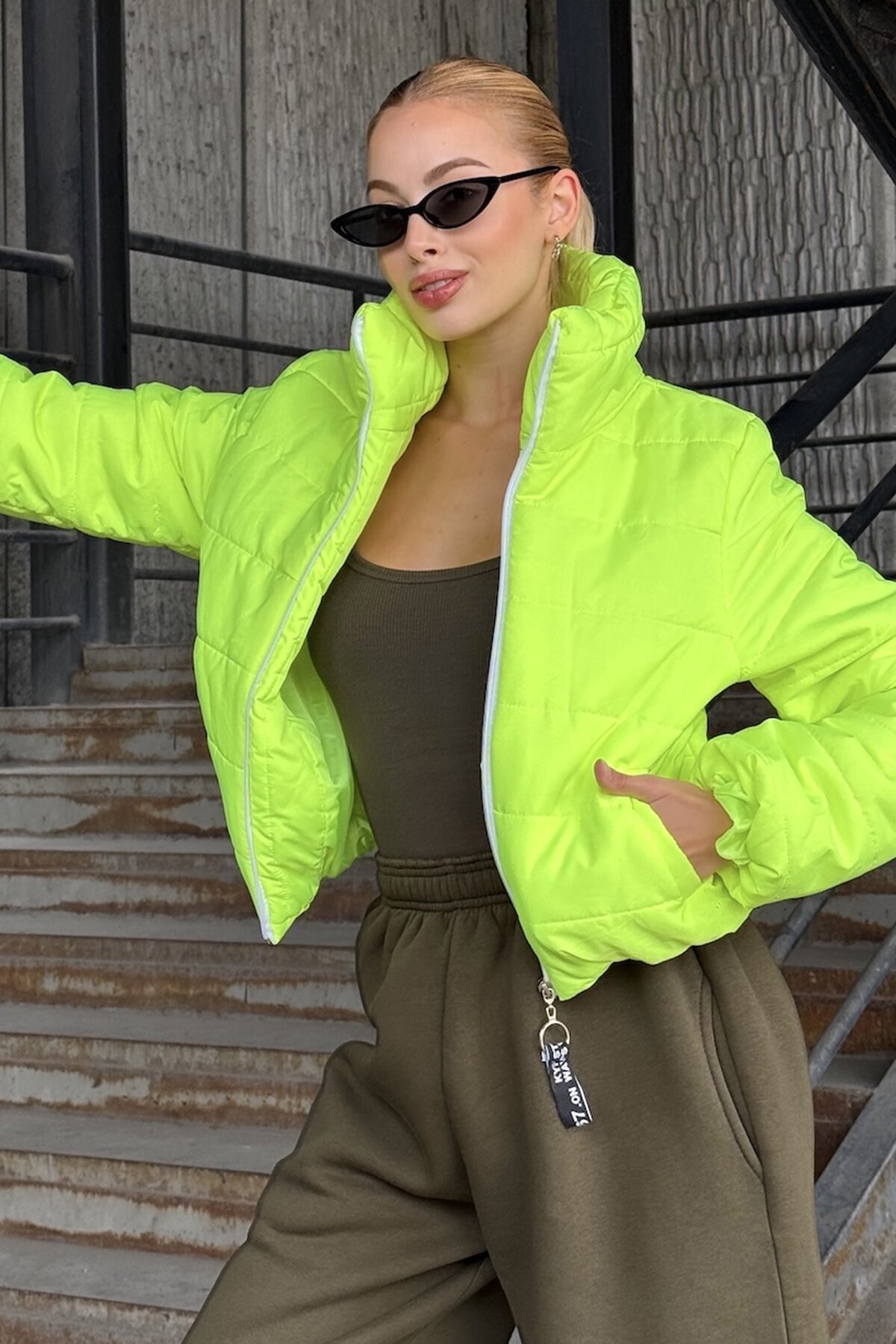 Neon Yeşil Taş Detaylı Sırt Desenli Dik Yaka Şişme Astarlı Mont