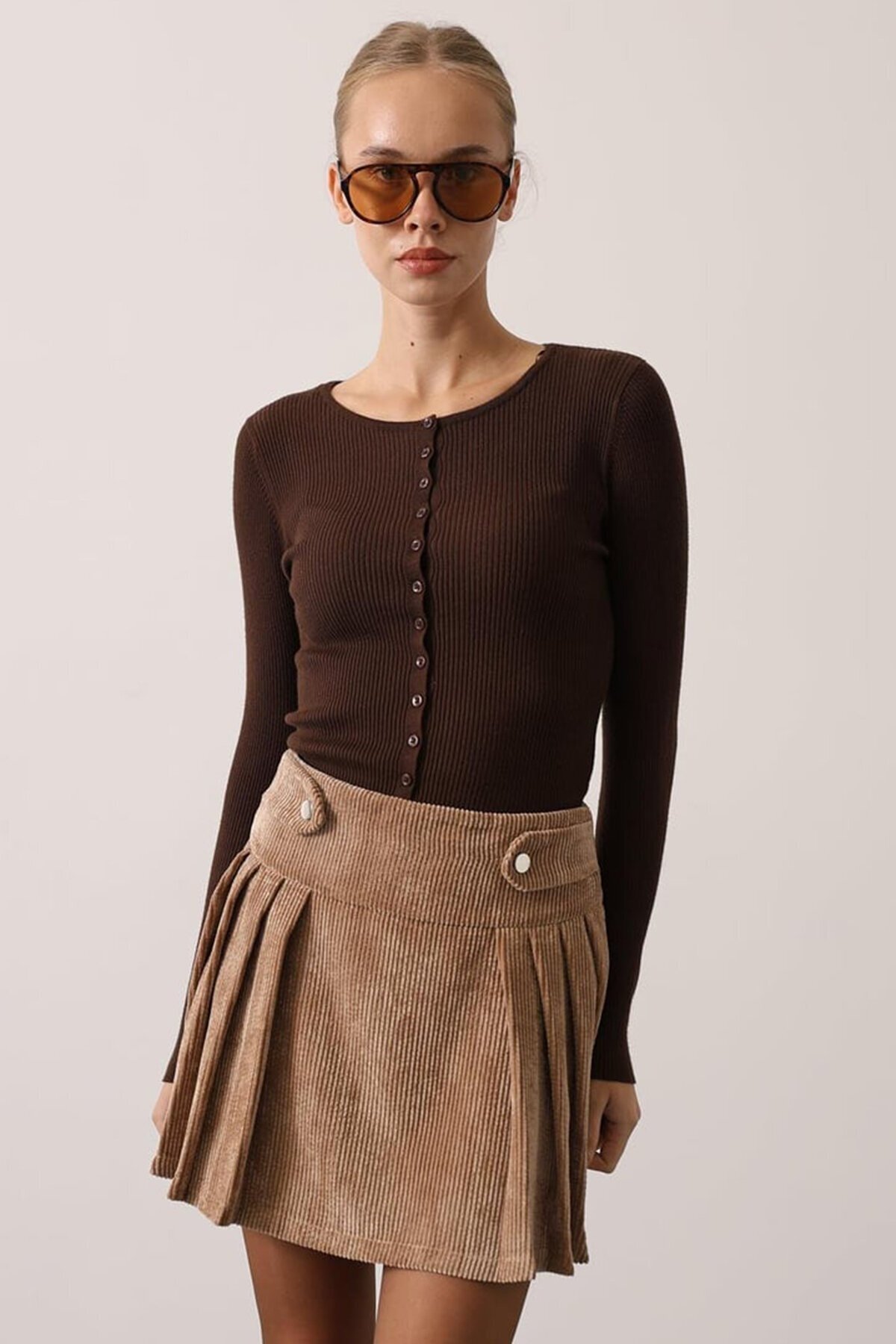 Toka Detaylı Pileli Kadife Mini Etek