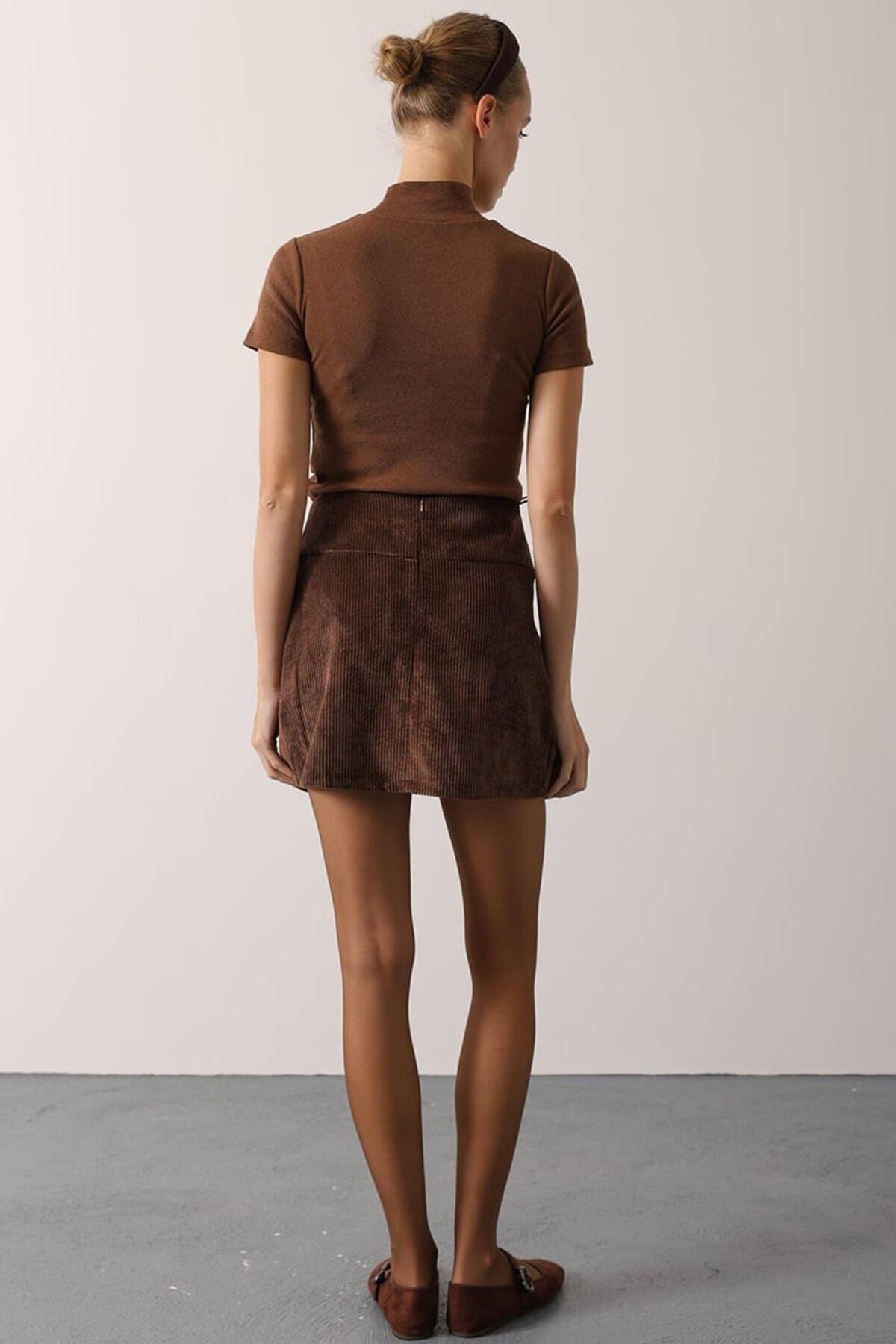 Toka Detaylı Pileli Kadife Mini Etek
