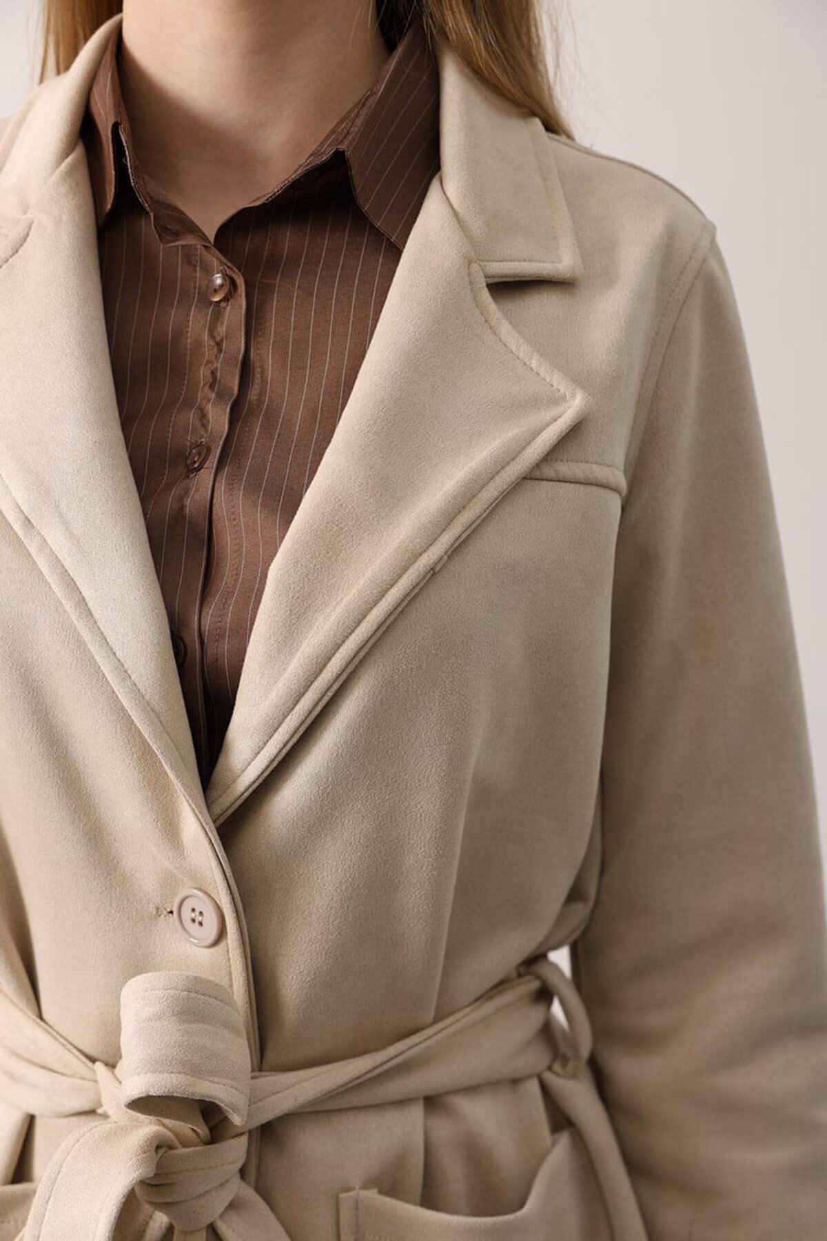 Torba Cepli Kuşaklı Kruvaze Yaka Kaban