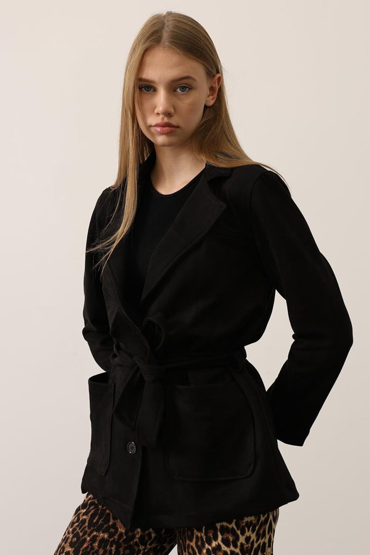 Torba Cepli Kuşaklı Kruvaze Yaka Kaban