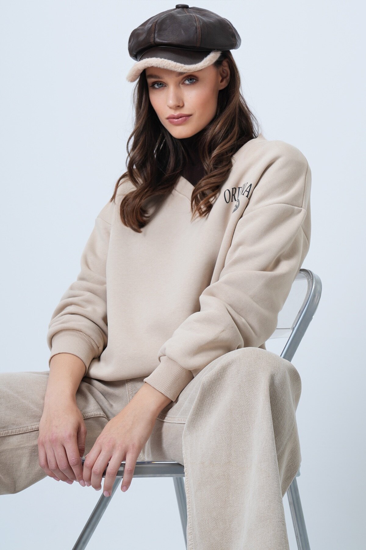 V Yaka Baskılı 3 İplik Oversize Sweatshirt