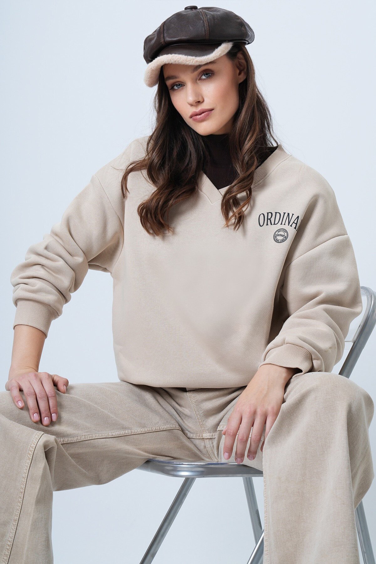 V Yaka Baskılı 3 İplik Oversize Sweatshirt