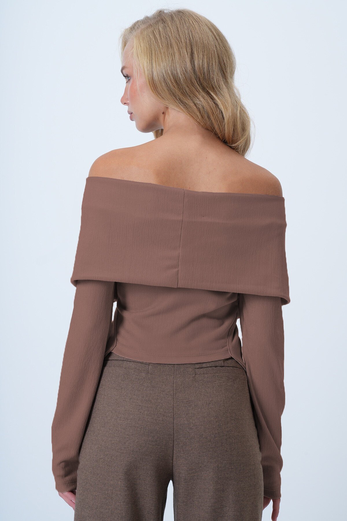 V Yaka Drape Detaylı Metal Aksesuarlı Tasarım Bluz