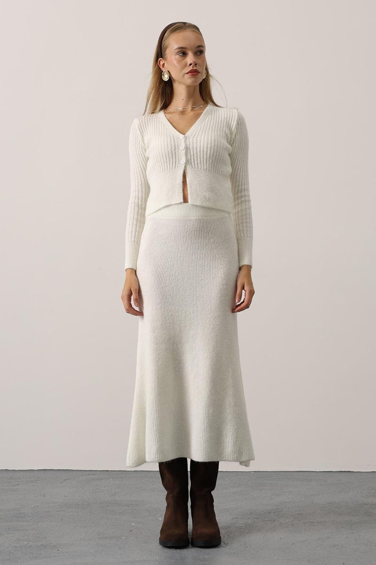 V Yaka Hırka ve Midi Boy Etek Triko Takım