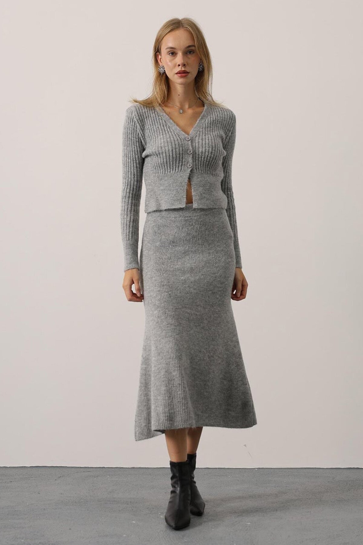 V Yaka Hırka ve Midi Boy Etek Triko Takım