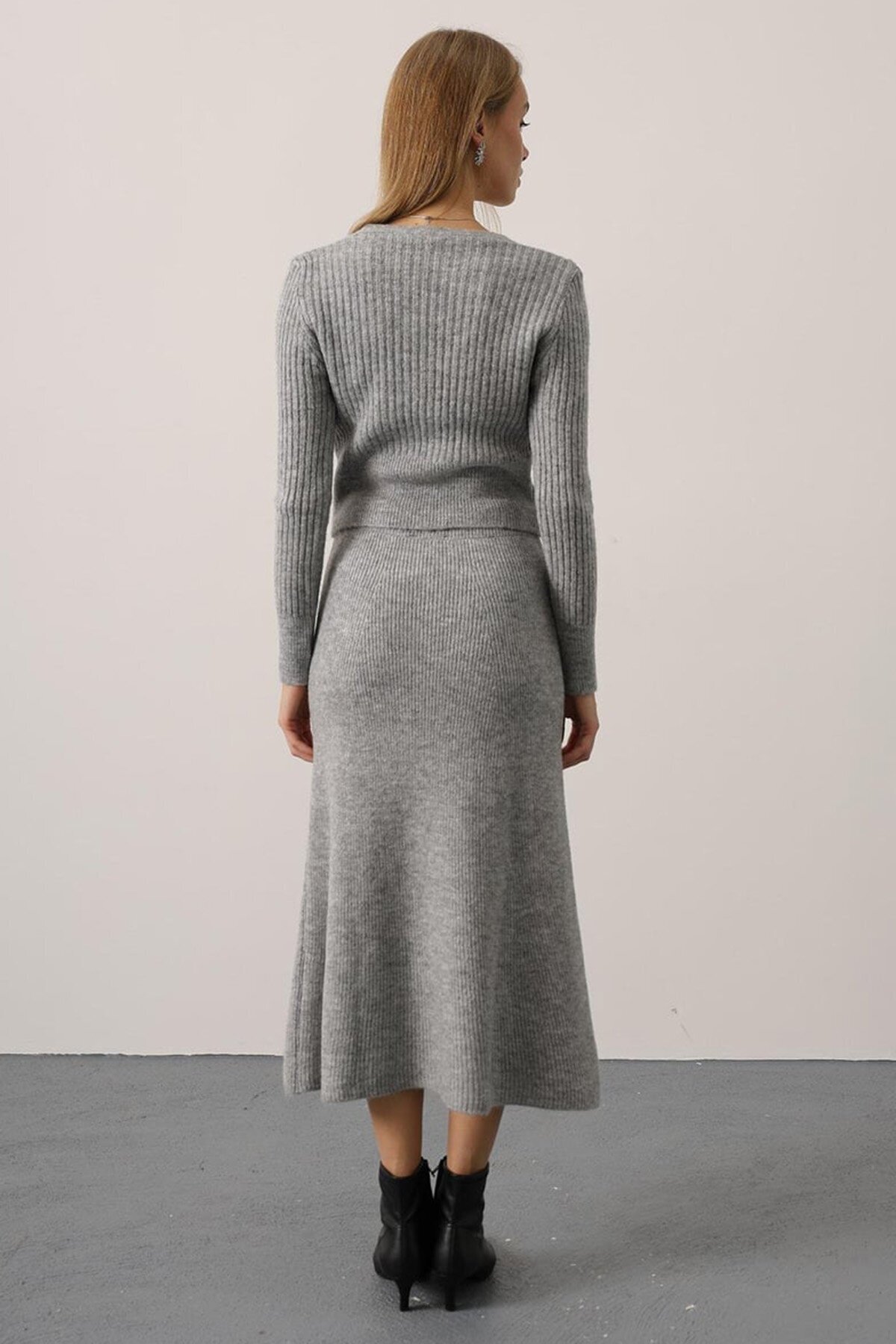 V Yaka Hırka ve Midi Boy Etek Triko Takım