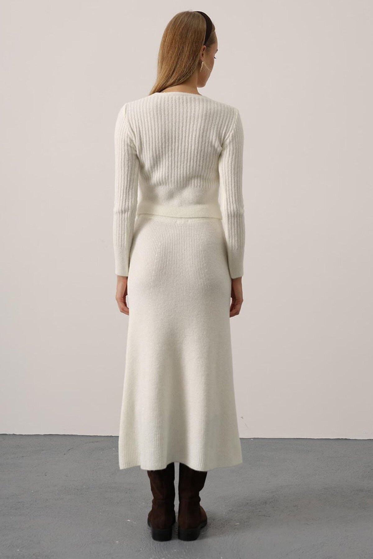 V Yaka Hırka ve Midi Boy Etek Triko Takım