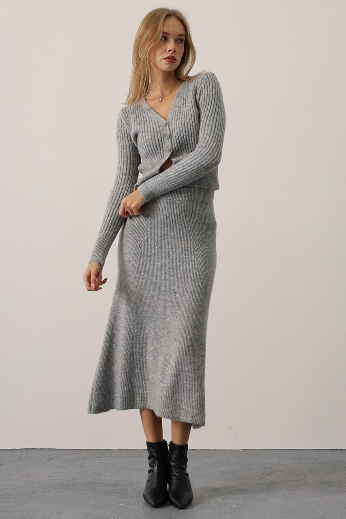 V Yaka Hırka ve Midi Boy Etek Triko Takım