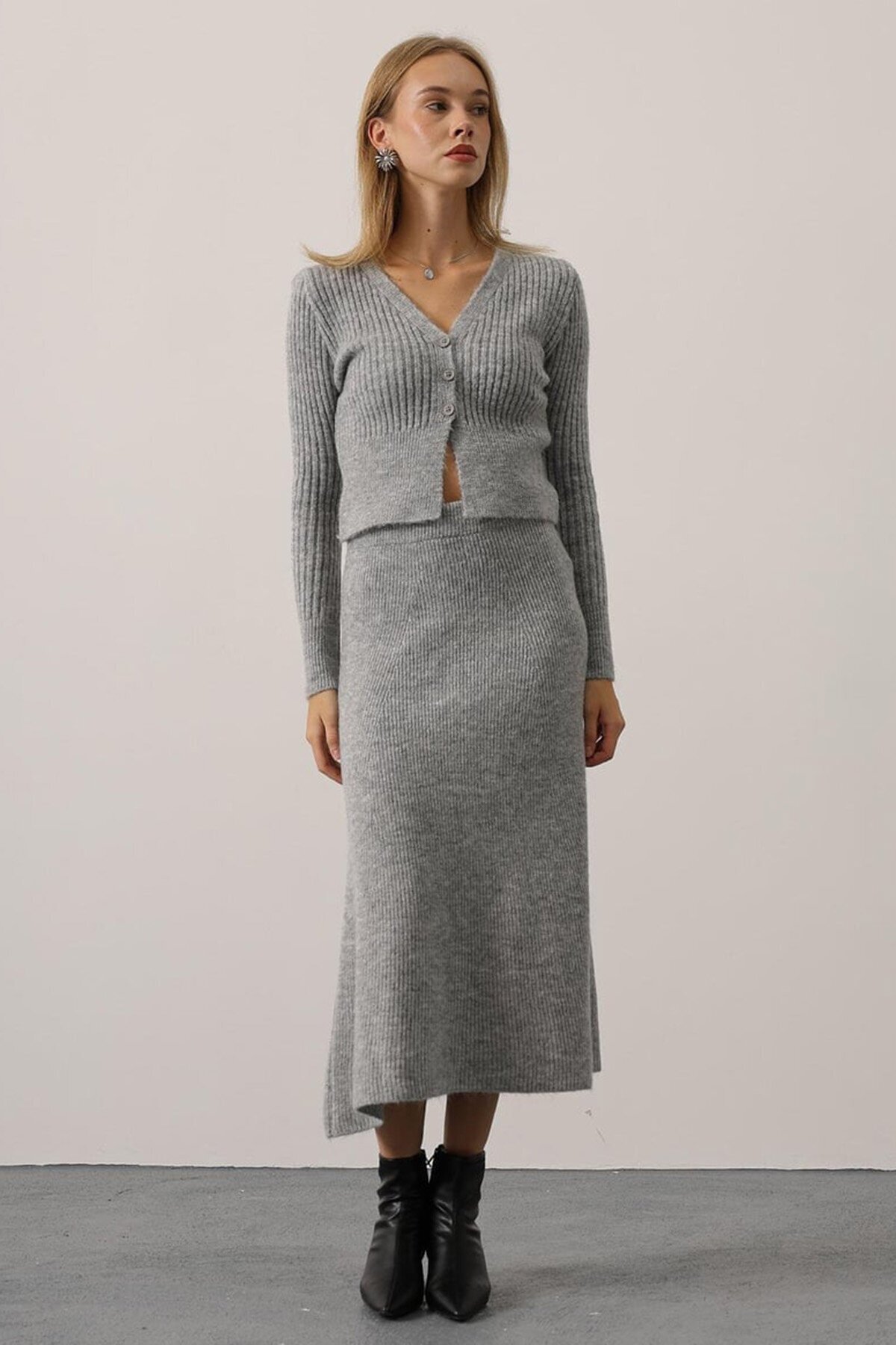 V Yaka Hırka ve Midi Boy Etek Triko Takım