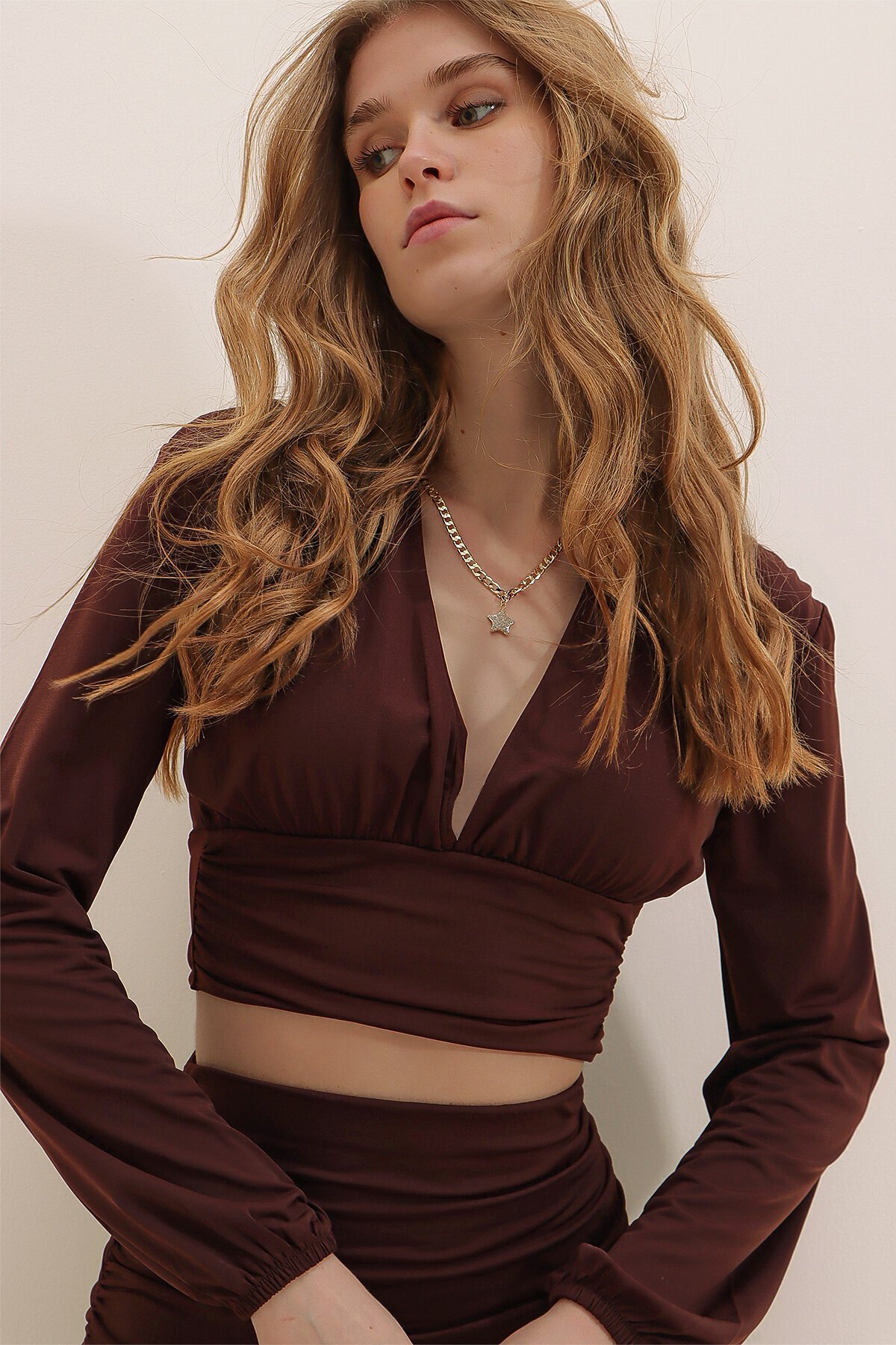 V Yaka Önü Ve Beli Büzgülü Sandy Crop Bluz