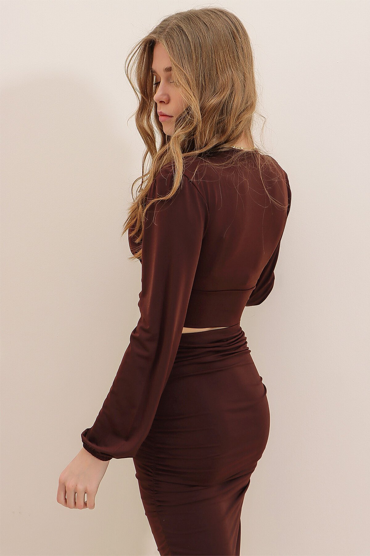 V Yaka Önü Ve Beli Büzgülü Sandy Crop Bluz