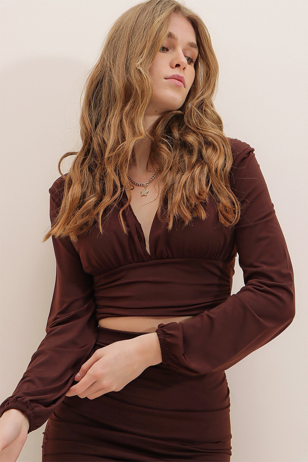 V Yaka Önü Ve Beli Büzgülü Sandy Crop Bluz