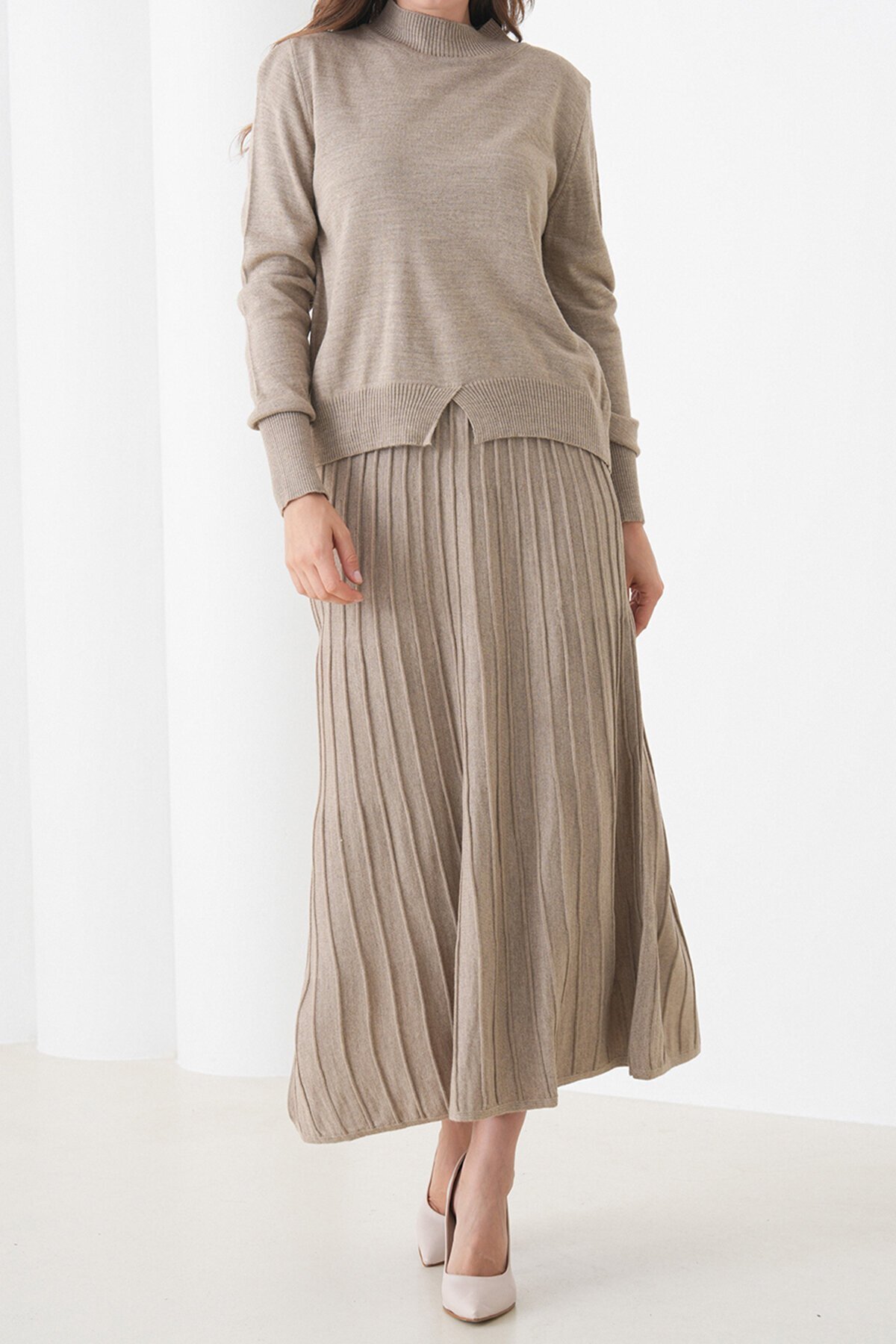 Yarım Balıkçı Yaka Kazak ve Midi Boy Piliseli Etek Takım