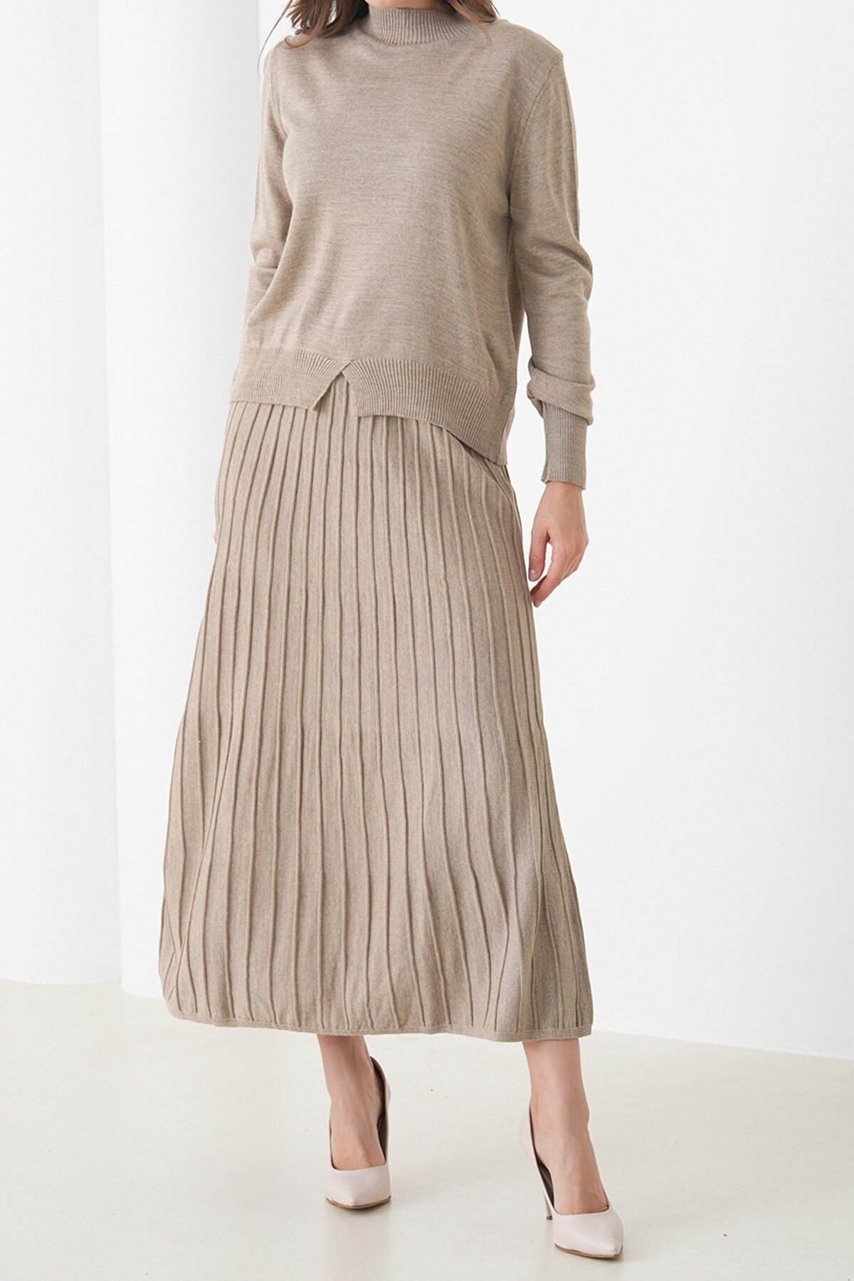 Yarım Balıkçı Yaka Kazak ve Midi Boy Piliseli Etek Takım