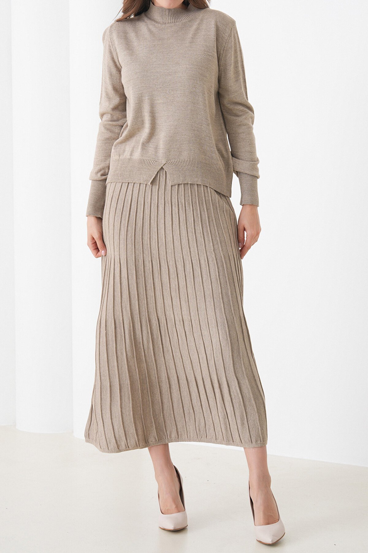 Yarım Balıkçı Yaka Kazak ve Midi Boy Piliseli Etek Takım