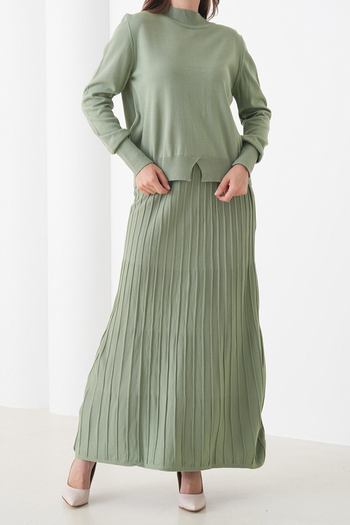 Yarım Balıkçı Yaka Kazak ve Midi Boy Piliseli Etek Takım