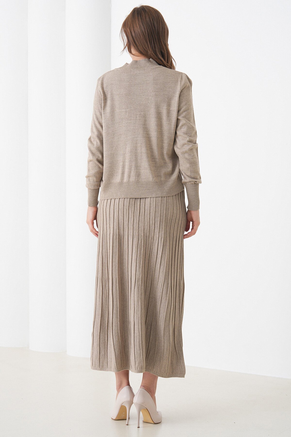 Yarım Balıkçı Yaka Kazak ve Midi Boy Piliseli Etek Takım