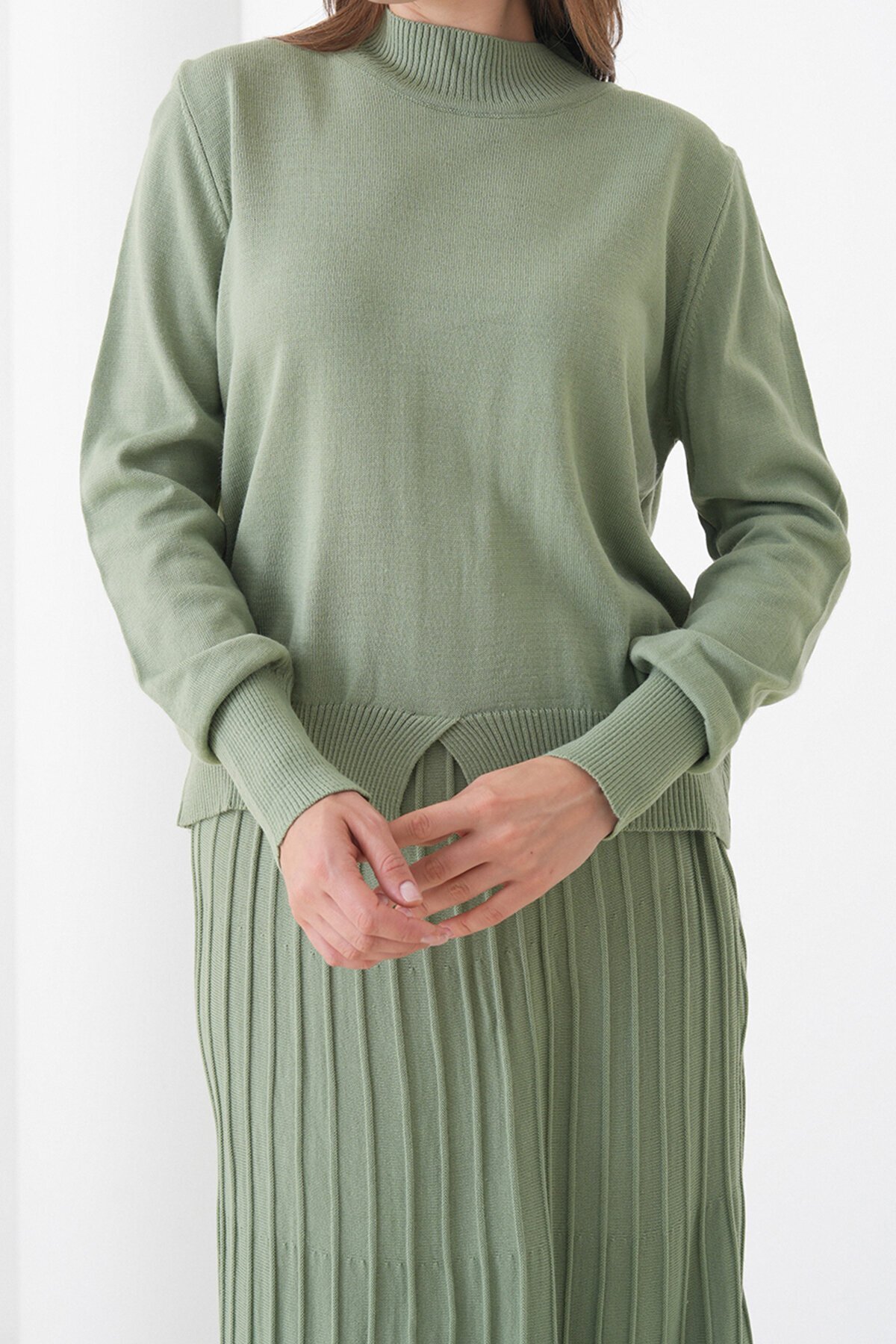 Yarım Balıkçı Yaka Kazak ve Midi Boy Piliseli Etek Takım