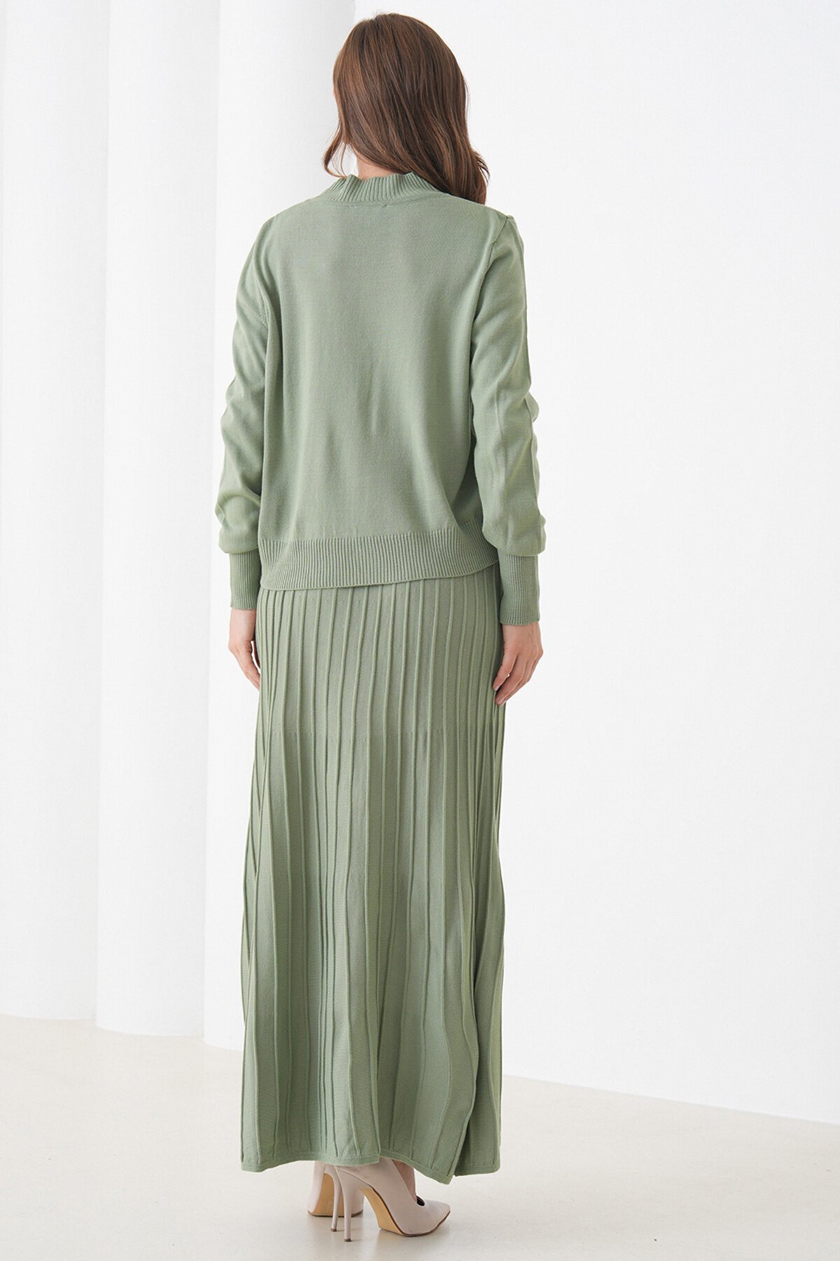 Yarım Balıkçı Yaka Kazak ve Midi Boy Piliseli Etek Takım