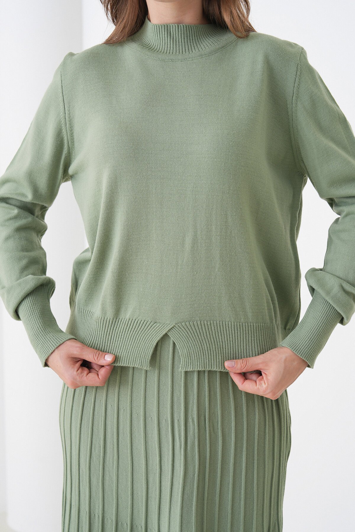 Yarım Balıkçı Yaka Kazak ve Midi Boy Piliseli Etek Takım