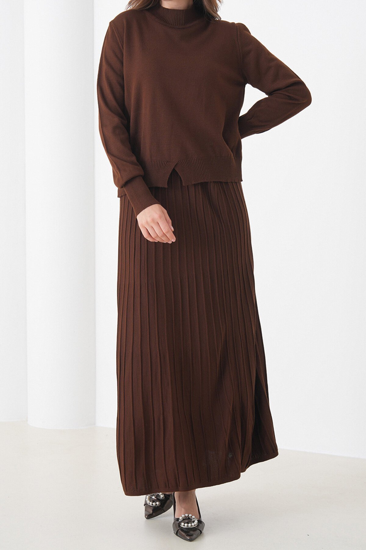 Yarım Balıkçı Yaka Kazak ve Midi Boy Piliseli Etek Takım