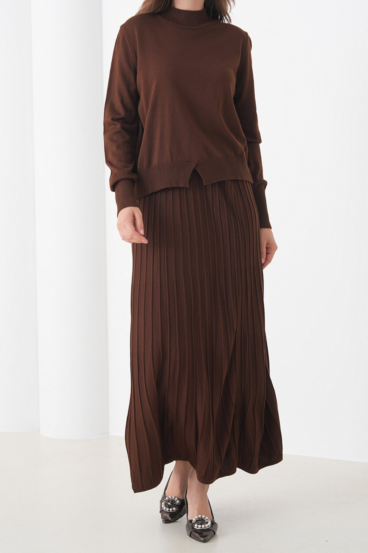 Yarım Balıkçı Yaka Kazak ve Midi Boy Piliseli Etek Takım